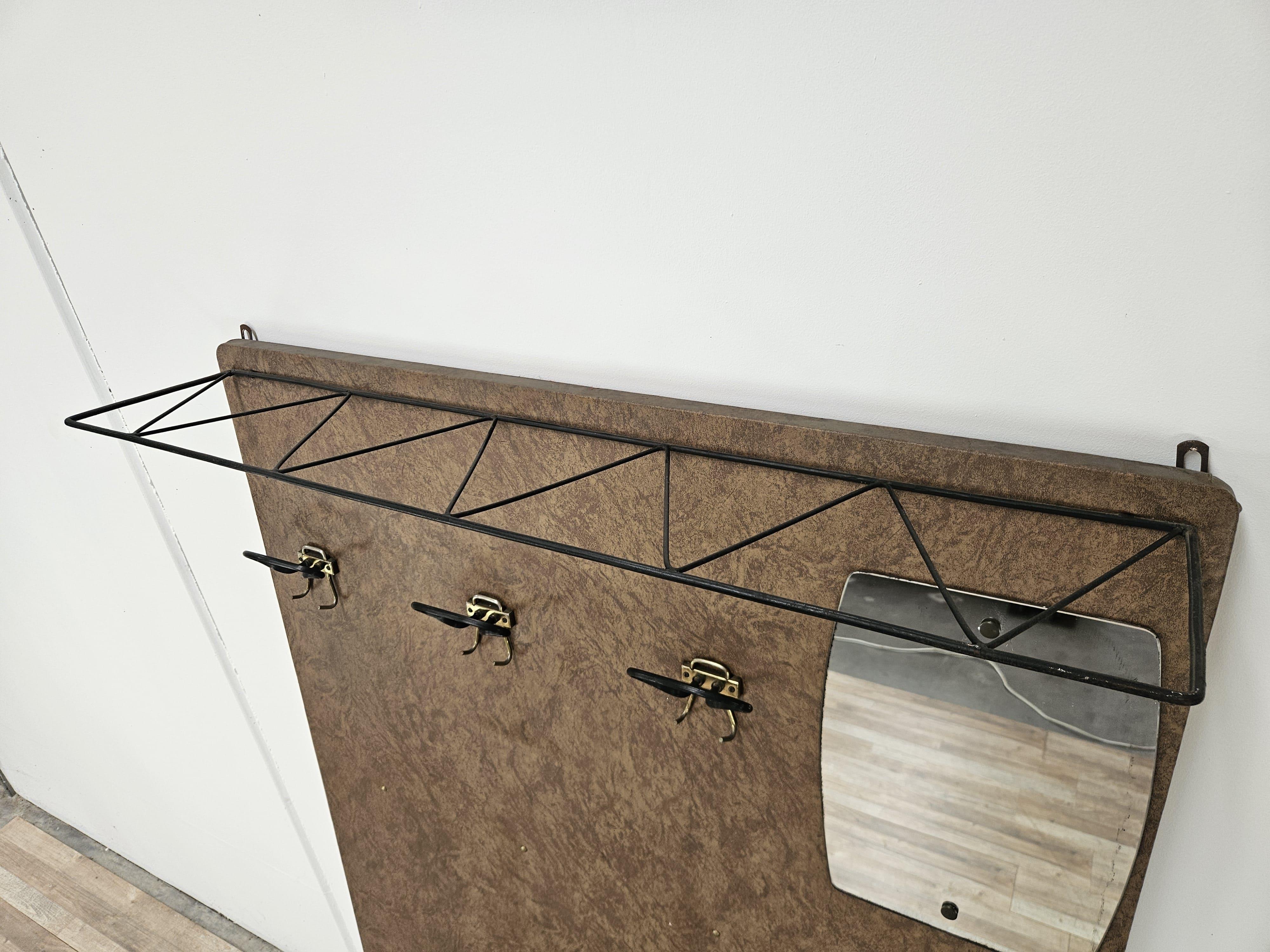 Perchero de pared Mid Century en skai con espejo, años 60 Italian en venta