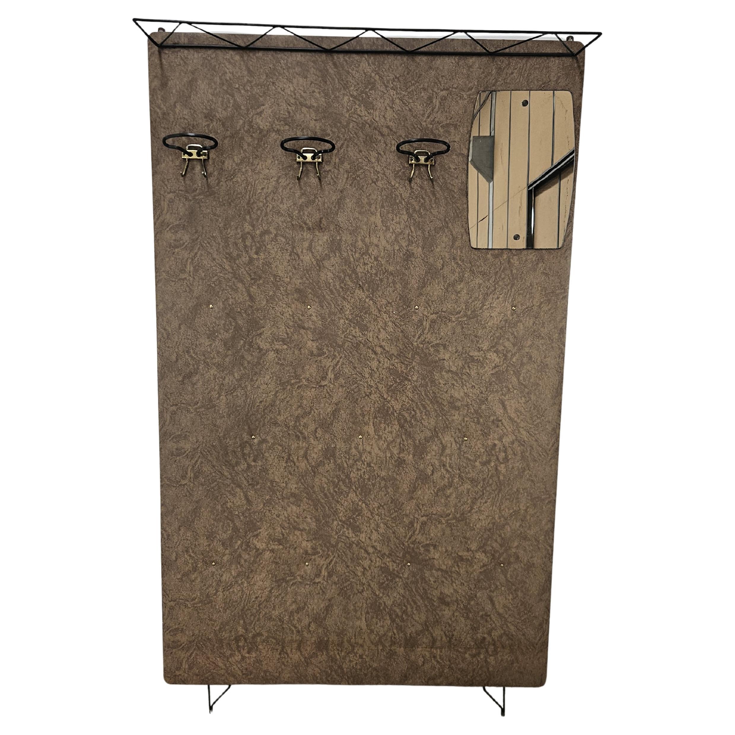Perchero de pared Mid Century en skai con espejo, años 60 en venta