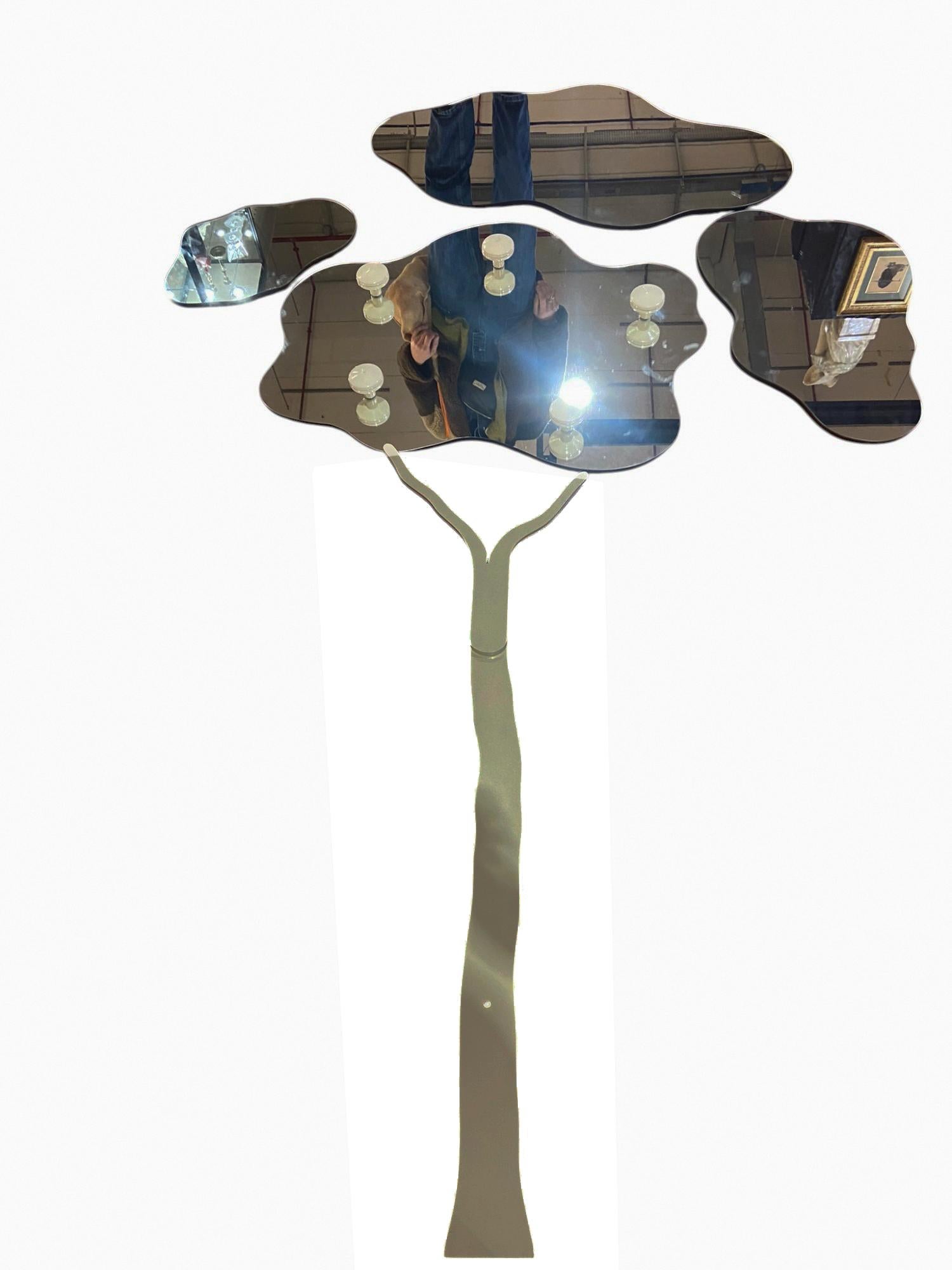 Raro specchio/Appendiabiti da parete degli anni '70, lo specchio e' costituito da 4 specchi che formano un albero su uno dei quali ci sono 5 pomelli in legno colore avorio.