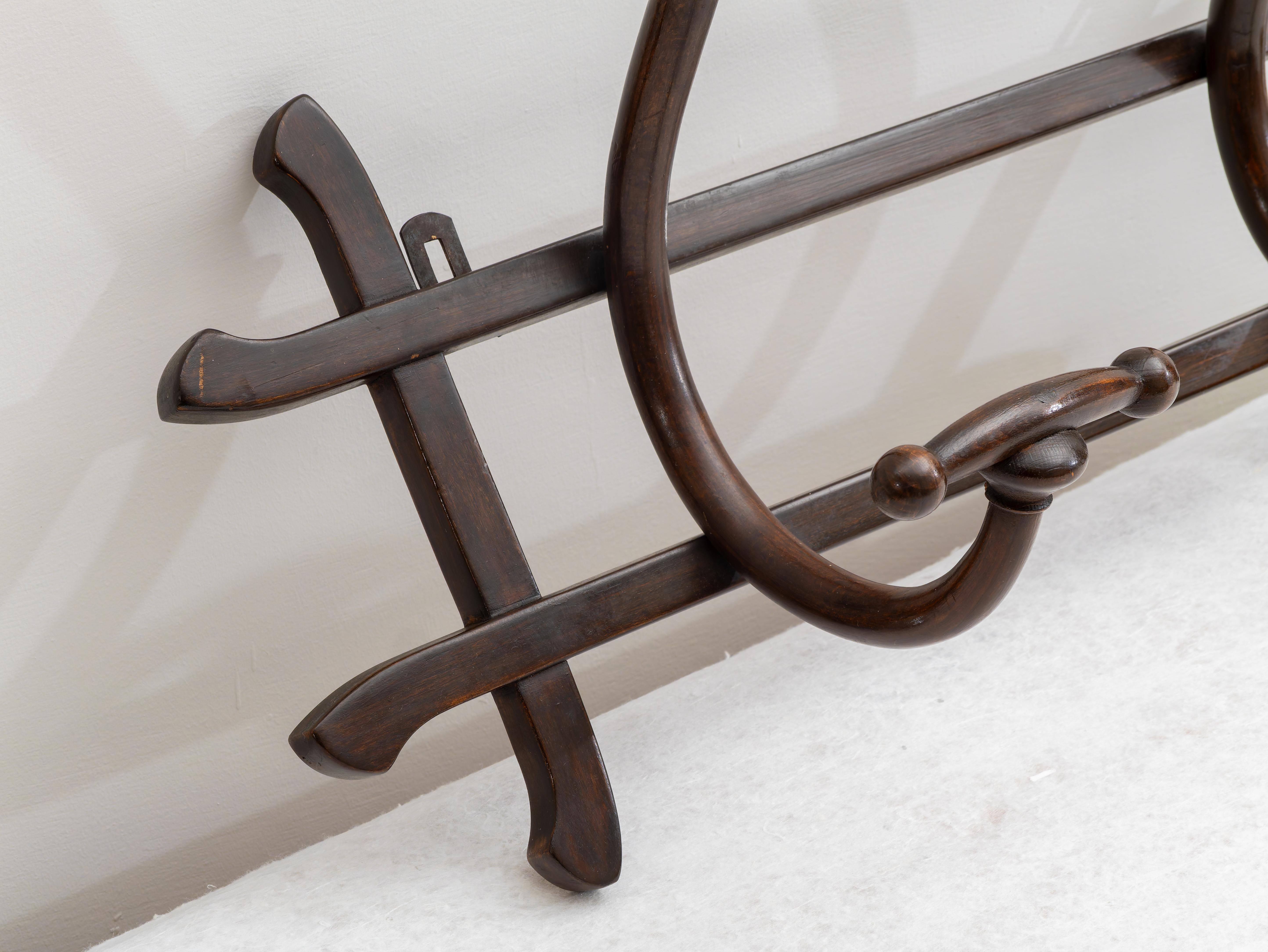 Appendiabiti da parete in legno curvato Art Nouveau Thonet Vienna, fine '800. 
Bellissimo Attaccapanni Thonet. E' stato prodotto dall'azienda Gebruder Thonet intorno alla seconda metà dell'800. Come si può ben vedere il legno curvato di palissandro.