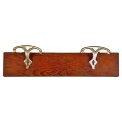 Perchero de pared italiano antiguo de madera con dos ganchos de metal, años 30