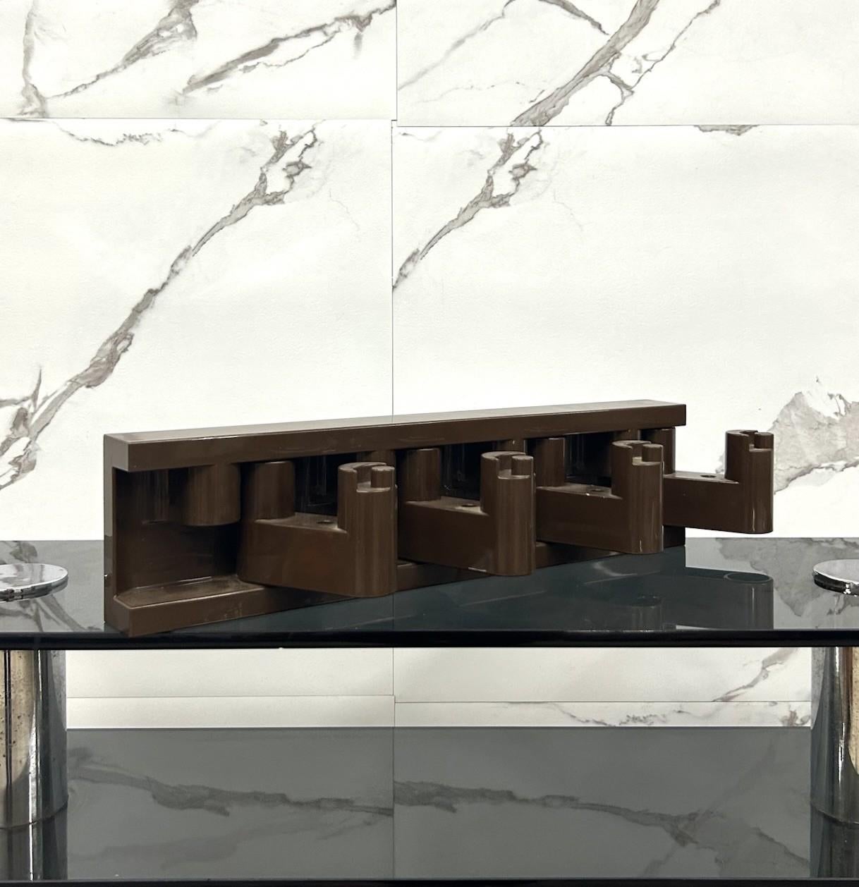 Porte-manteau mural pliable MINIVIP, produit par la société Velca, basée à Milan, fabricant réputé d'objets de design, conçu par les architectes italiens Benanti et Brunori.

Les objets sont entièrement en plastique robuste, tandis que le dos est en