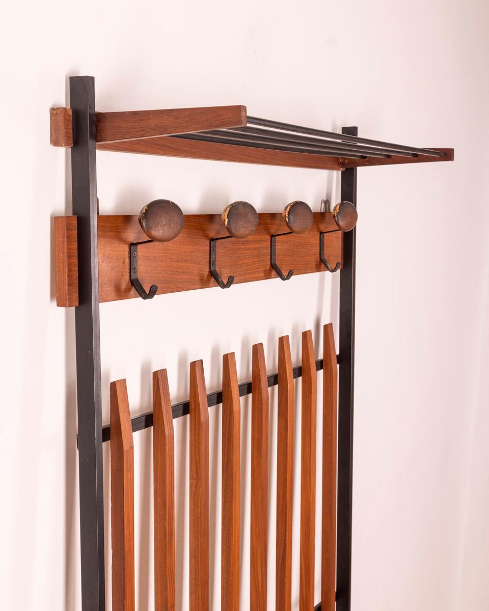 Vintage 60's wall mounted coat rack in wood Italian design In Good Condition For Sale In None, IT