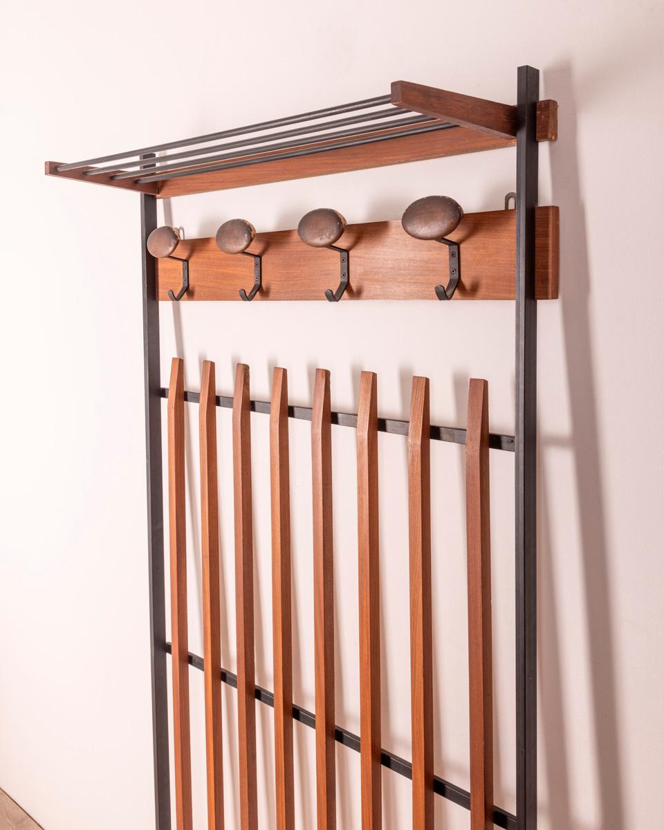 Vintage 60's wall mounted coat rack in wood Italian design For Sale 2