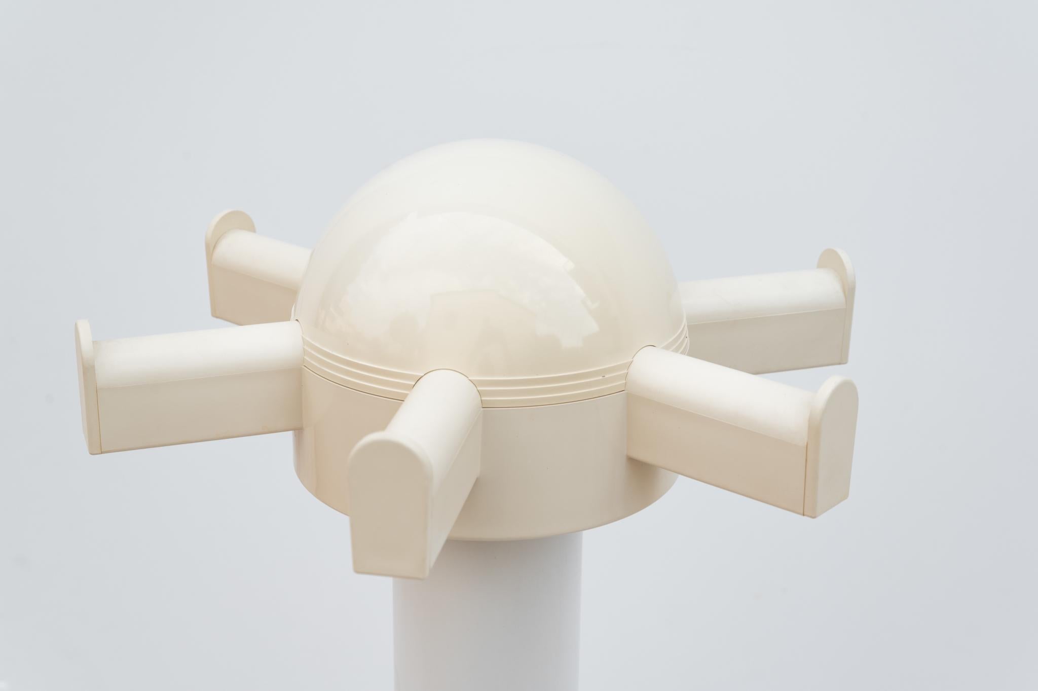Appendiabiti da terra di Kartell, Made in Italy, Anni '60. 
Appendiabiti Kartell in plastica post moderno di color crema/bianco, smontabile. 
Il prezzo della spedizione si intende per il territorio italiano, per le isole e per spedizione all'estero