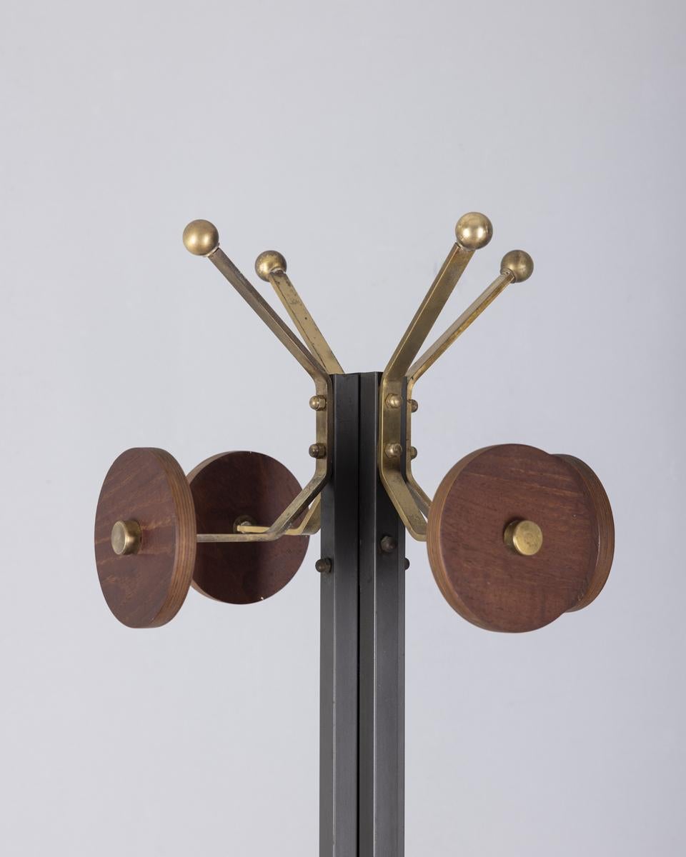 Appendiabiti da terra con piedi in ottone e struttura in metallo nero, ganci in legno, design Italiano, anni 60.

CONDIZIONI:
In buone condizioni, presenta segni d'usura dati dal tempo.

DIMENSIONI: 
Altezza 188 cm; Diametro 54 cm;

MATERIALI: