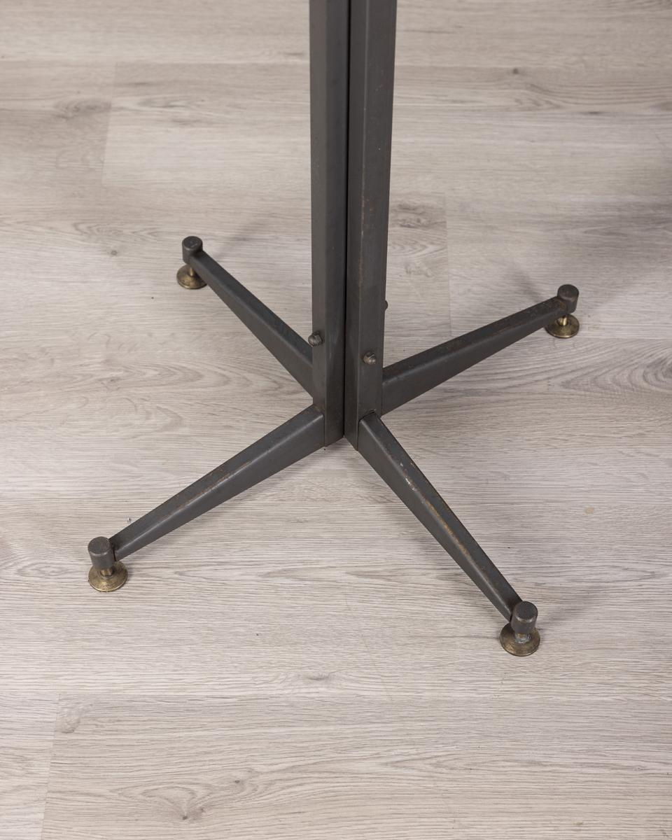 Mid-20th Century Appendiabiti da terra vintage anni 60 in metallo nero e legno design Italiano in vendita