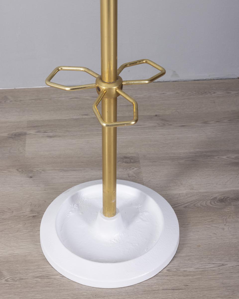 Standgarderobe mit Sockel aus weißem Gusseisen und Korpus aus vergoldetem Messing, italienisches Design, 1960er Jahre.

ZUSTAND:
In gutem Zustand, zeigt Anzeichen von Verschleiß von Zeit.

ABMESSUNGEN: 
Höhe 185 cm; Durchmesser 37 cm;

MATERIALIEN:
