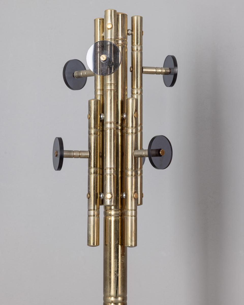 Appendiabiti da terra con base in marmo, struttura in ottone dorato e appendini in cristallo, design Italiano, anni 60.

CONDIZIONI:
In buone condizioni, presenta segni d'usura dati dal tempo

DIMENSIONI: 
Altezza 172 cm; Diametro 35 cm

MATERIALI: