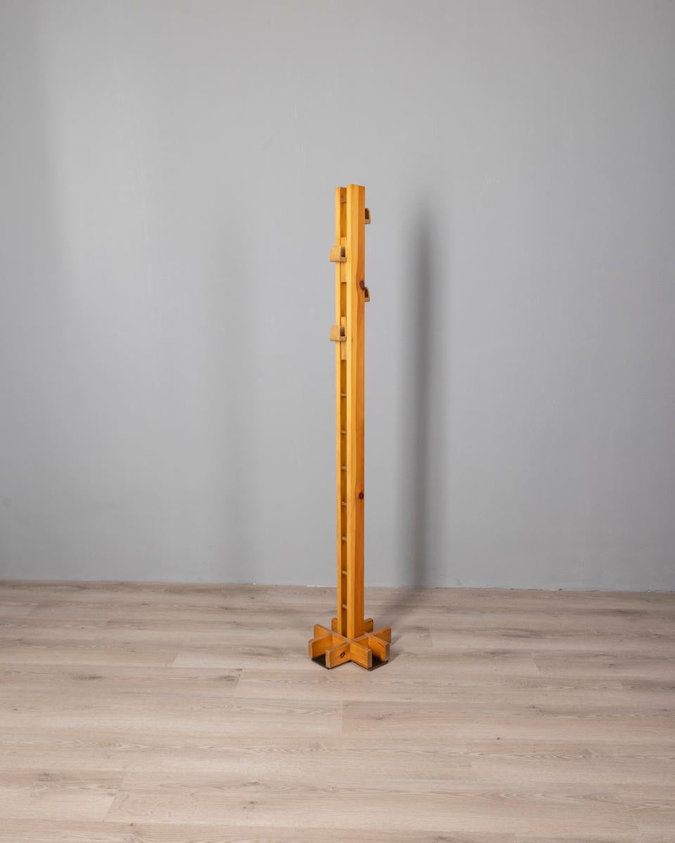 Appendiabiti da terra con base in metallo nero e struttura in legno, i ganci possono essere cambiati di posizione nelle varie sezioni, design Italiano, anni 70.

CONDIZIONI:
In buone condizioni, presenta segni d'usura dati dal tempo.

DIMENSIONI: