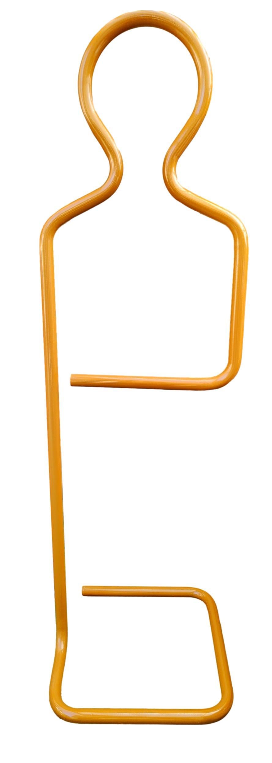 attaccapanni appendiabiti originale degli anni 70, design pierre cardin

Realizzato in metallo color oro metallizzato, a forma di sagoma di uomo

misura oltre 1.50 metri di altezza per 45 centimetri di larghezza, in condizioni di conservazione molto