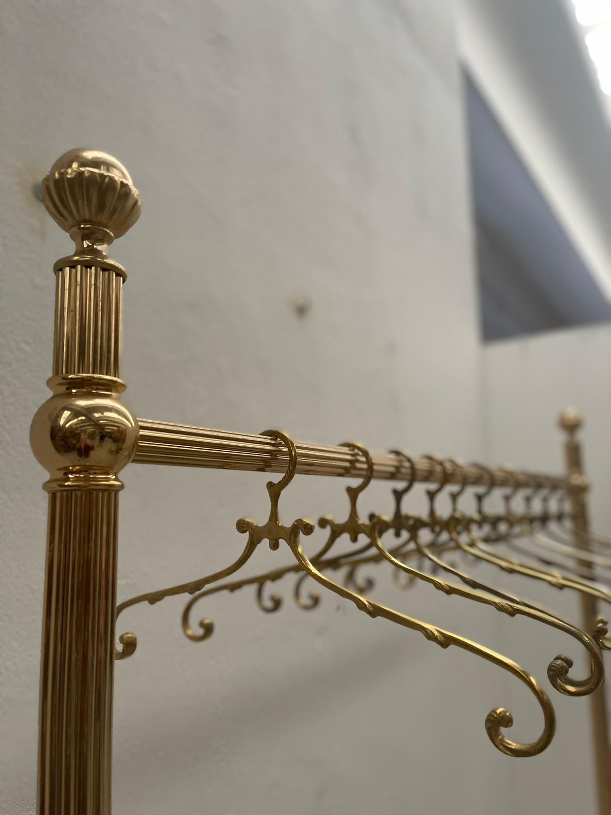 Appendiabiti in ottone in ottime condizioni, mai usato con 10 accessori. Realizzato negli anni '60 del XX secolo. Il potenziale del pezzo è rinchiuso nella colatura in oro zecchino.

Private Collection Di Domenico Rugiano. 