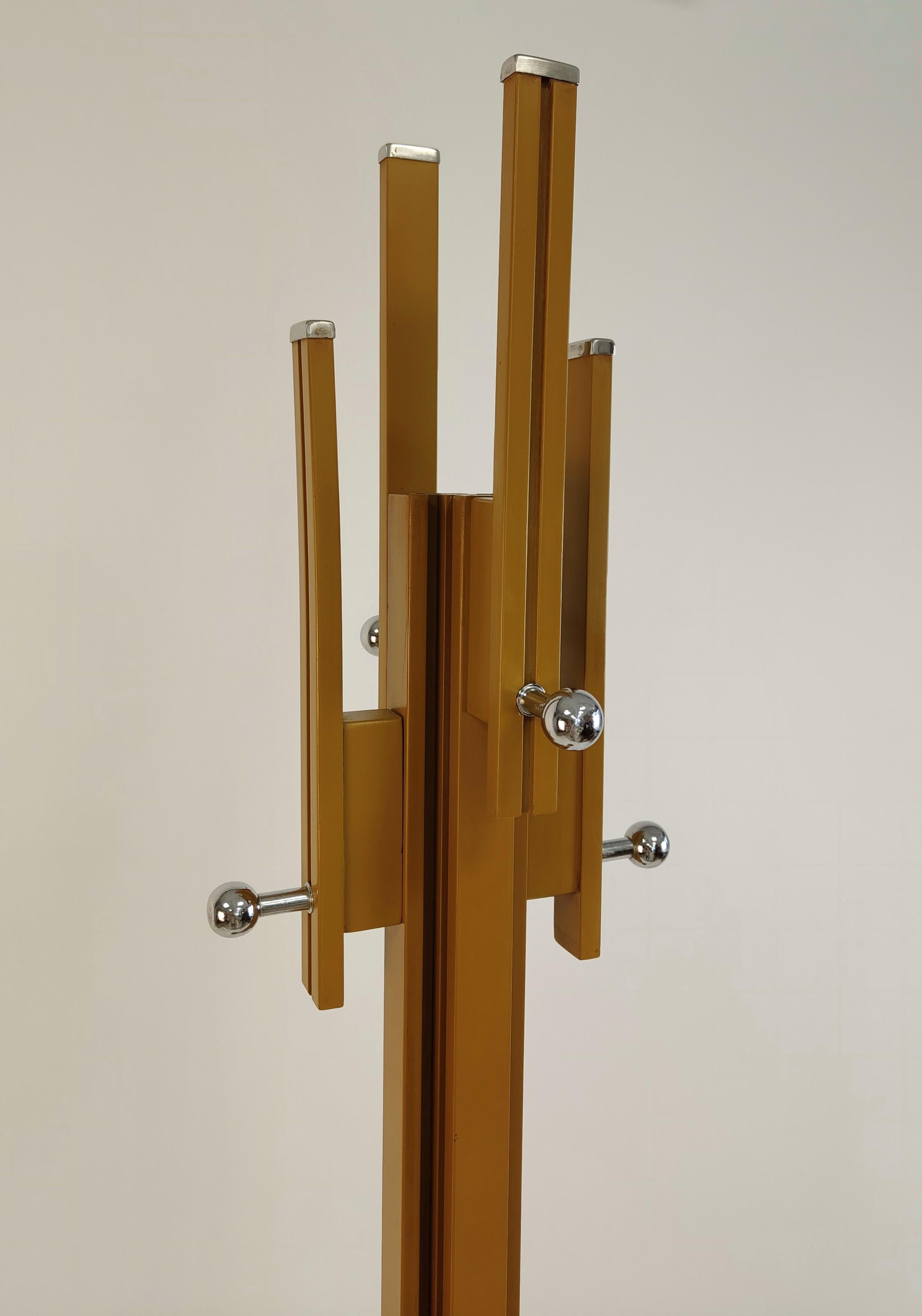 Perchero de madera lacada color mostaza diseñado por Carlo di Carli para FIARM Scorzé en 1967. Las dimensiones son 183x33,7 cm. El diseñador realizó la mayor parte de sus obras arquitectónicas, expositivas y de diseño desde la posguerra hasta