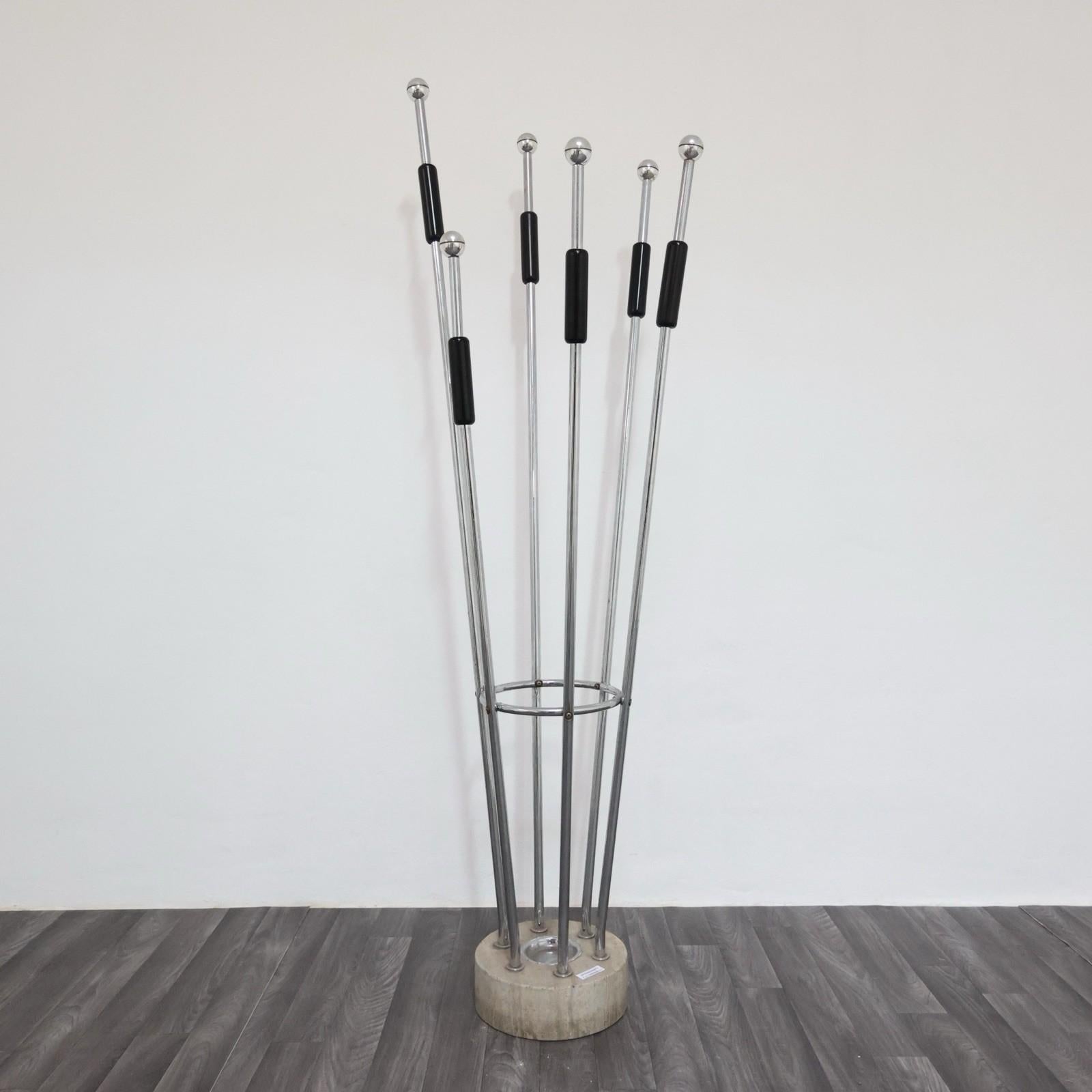 Appendiabiti e porta ombrelli fratelli Mannelli travertino acciaio design Modernariato 1970’s.

Struttura interamente in acciaio supporti materiale plastico, base in travertino.

L’articolo è in ottime condizioni conservative, non vi è alcun difetto