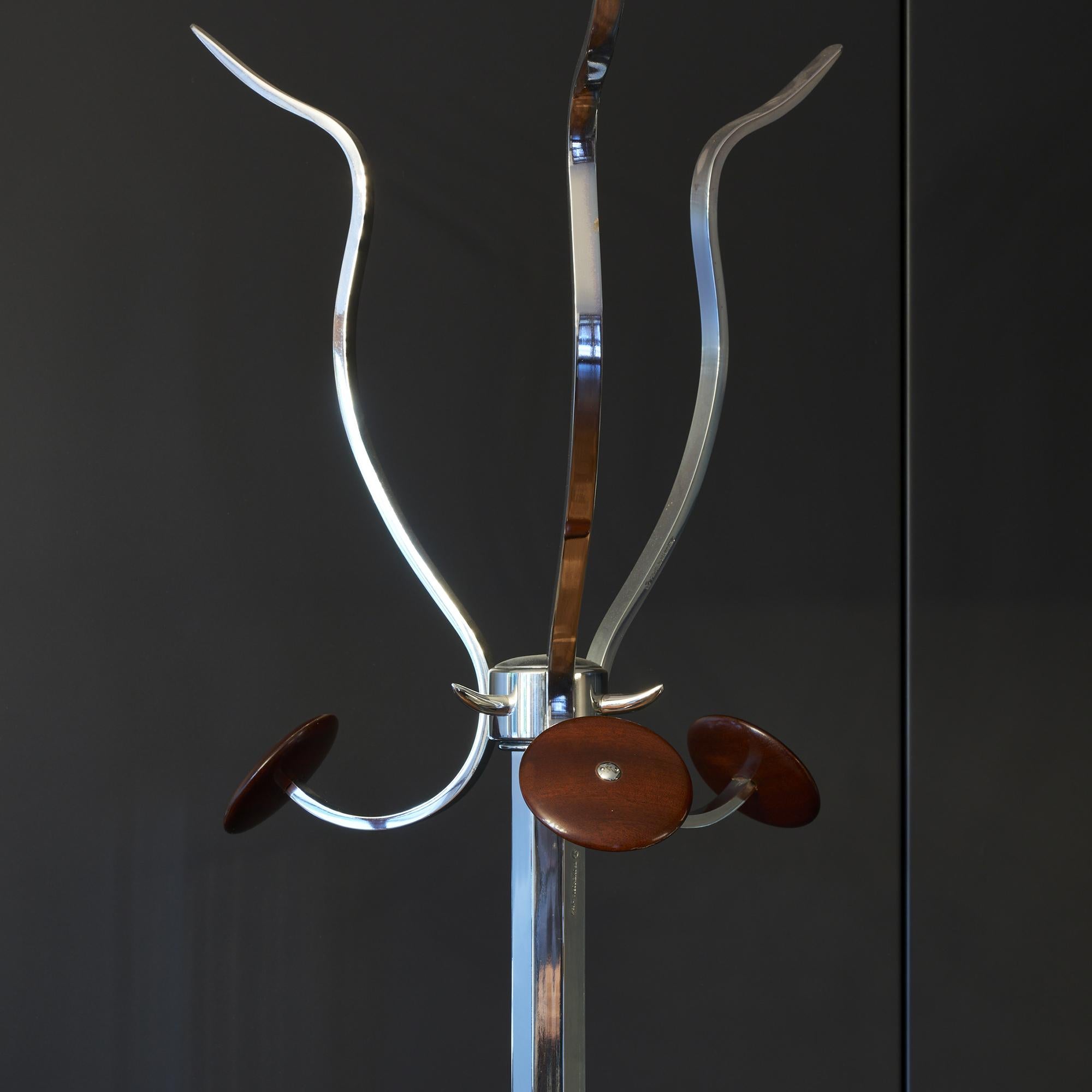 Perchero Funiculì Funiculà diseñado por Romeo Sozzi y producido por Promemoria a finales de los años 90. Con marco y detalles plateados y base circular de preciosa caoba, esta pieza está actualmente fuera de producción y es única en su género. Sus