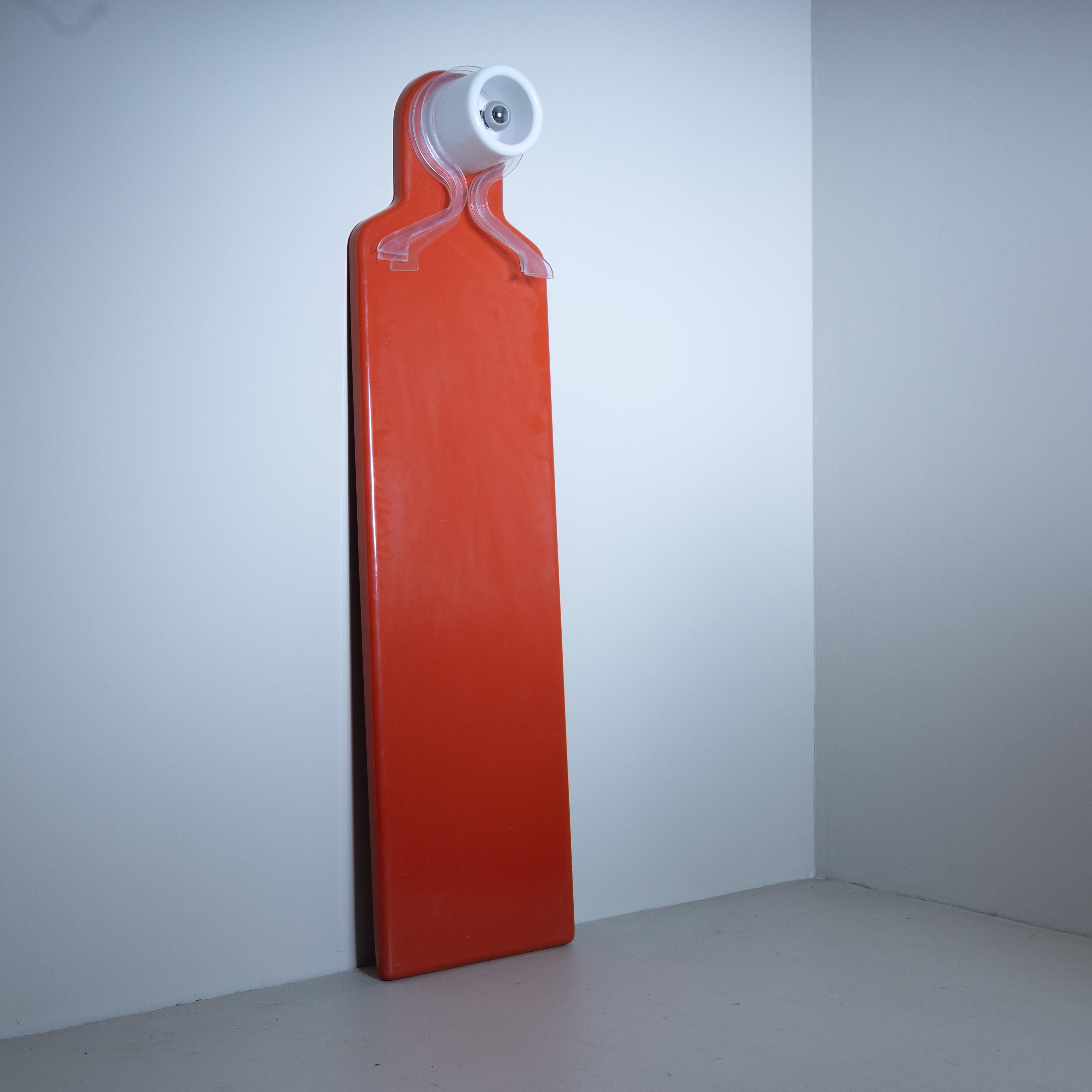 Appendiabiti a parete con punto luminoso mod. Centauro. Piero Ranzani, Produzione Ampaglas. Disegno del 1971, Metacrilato colore arancione.