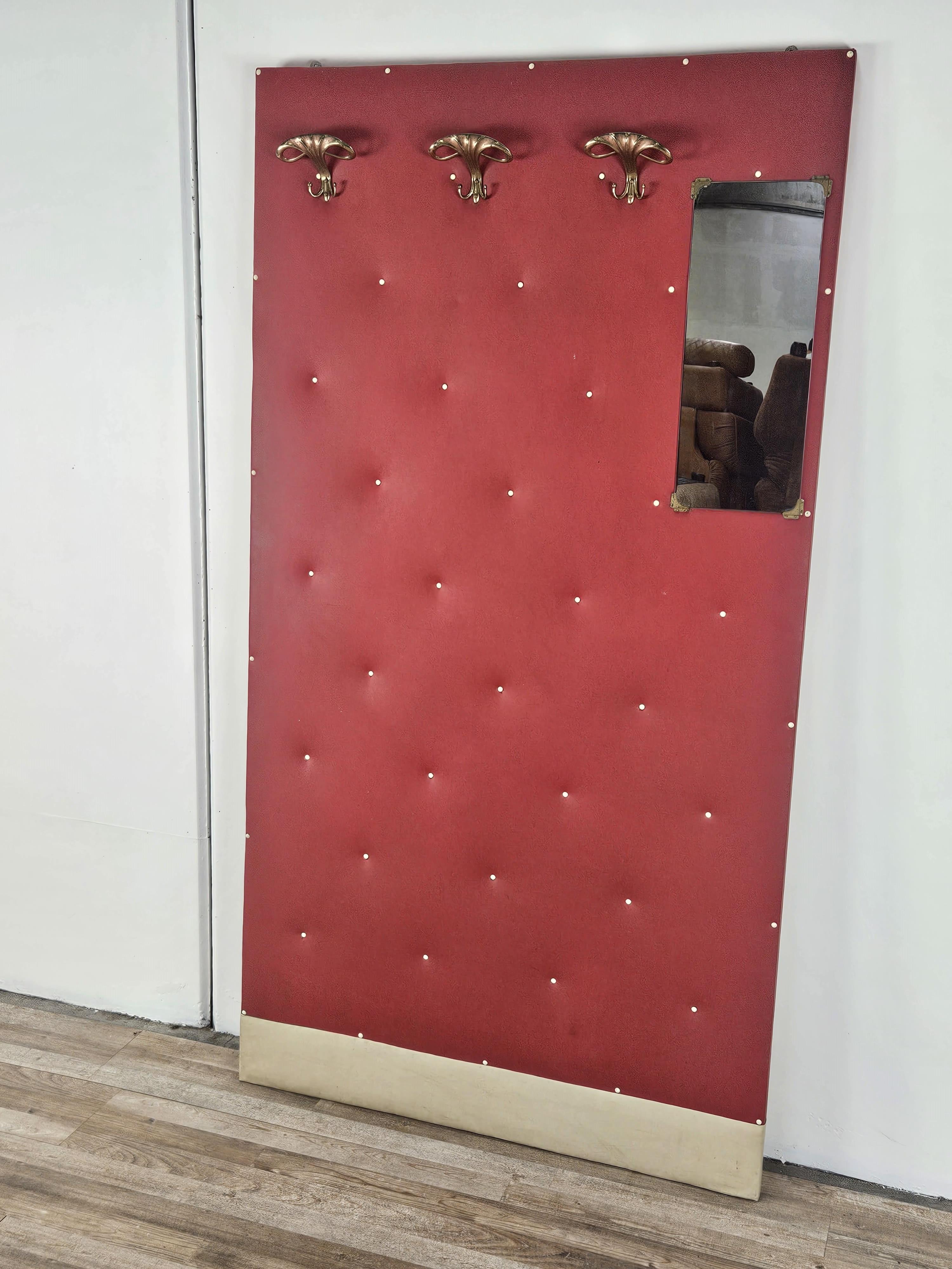 Appendiabiti da parete in skai rosso con bordo inferiore colore crema e ganci in ottone.
Arricchito da un piccolo specchio laterale.

Molto elegante e particolare, con colori vivaci che lo rendono ideale per ogni tipologia di ambiente.

Normali