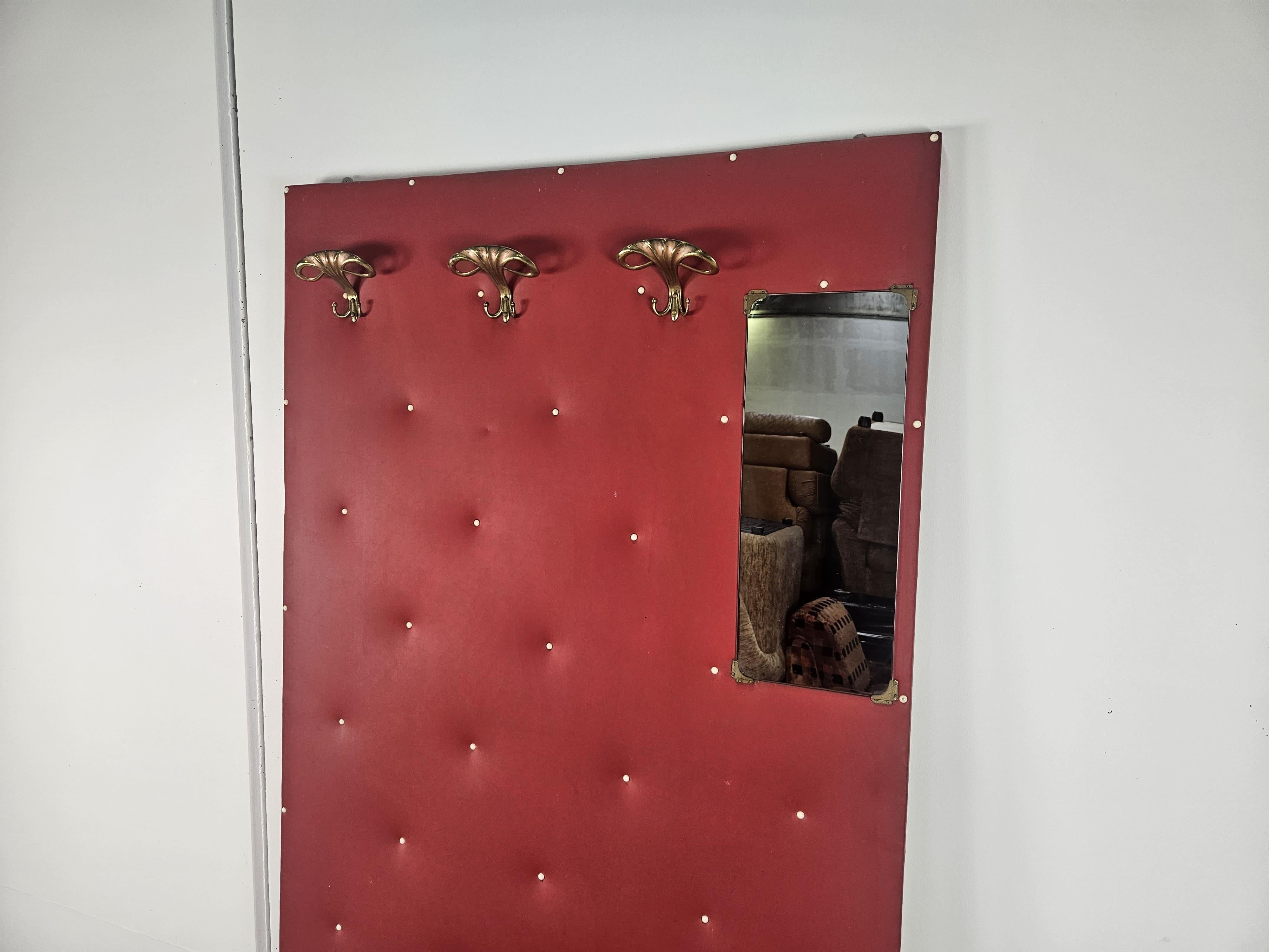 Mid-Century moderno Appendiabiti Mid Century anni '60 in skai con ganci in ottone in vendita