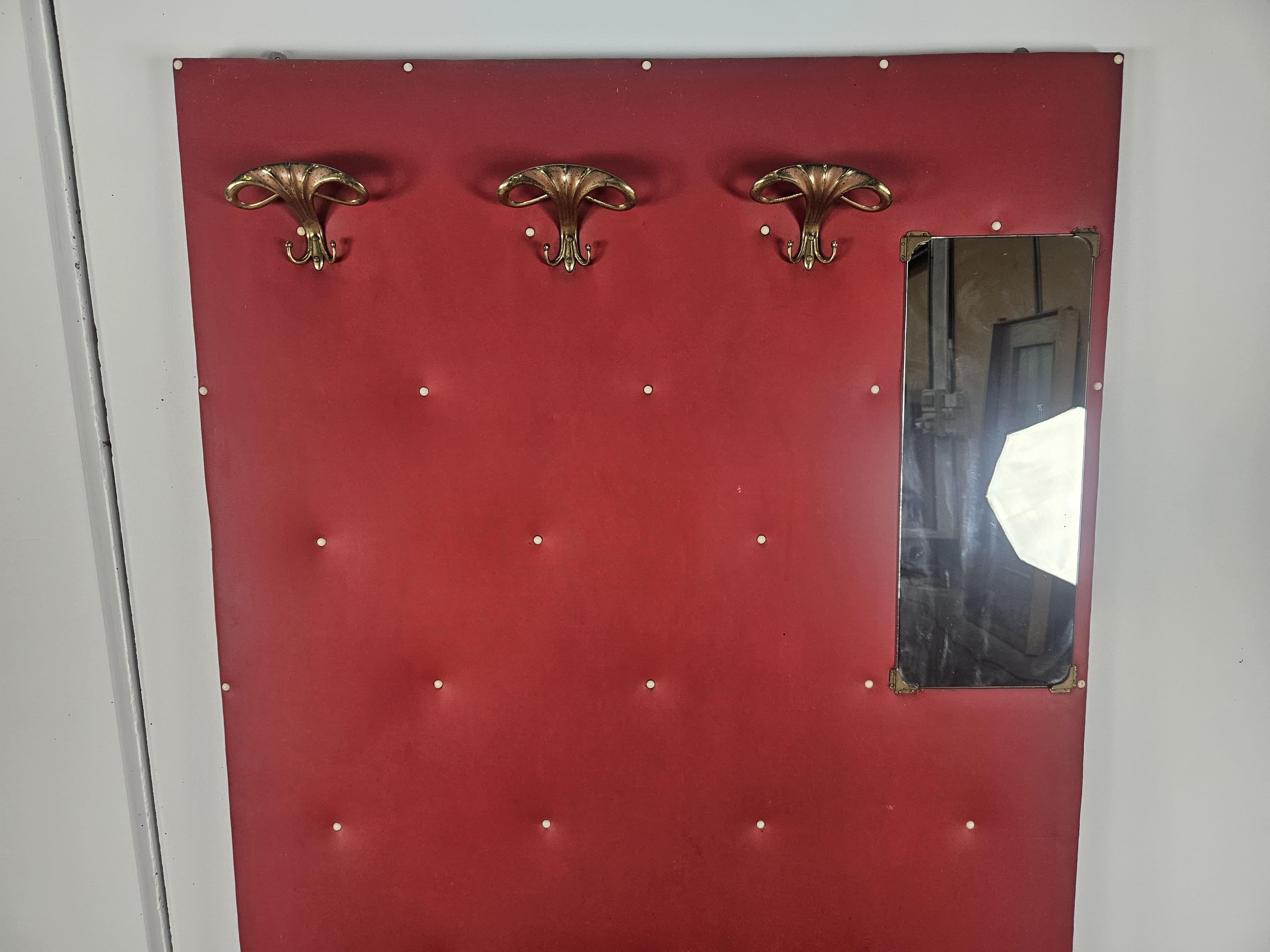Italian Appendiabiti Mid Century anni '60 in skai con ganci in ottone in vendita