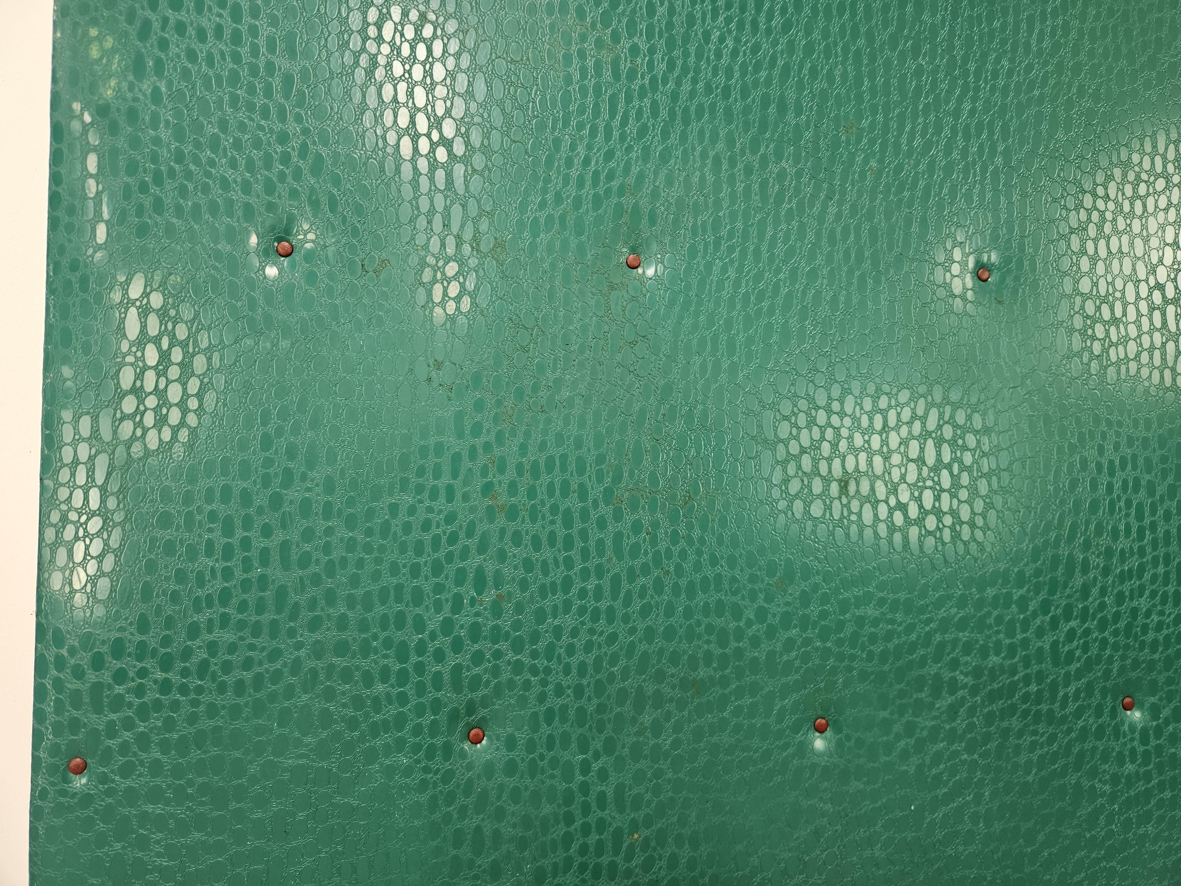 Perchero de skai verde de mediados de siglo con perchas de latón, años 50 en venta 4