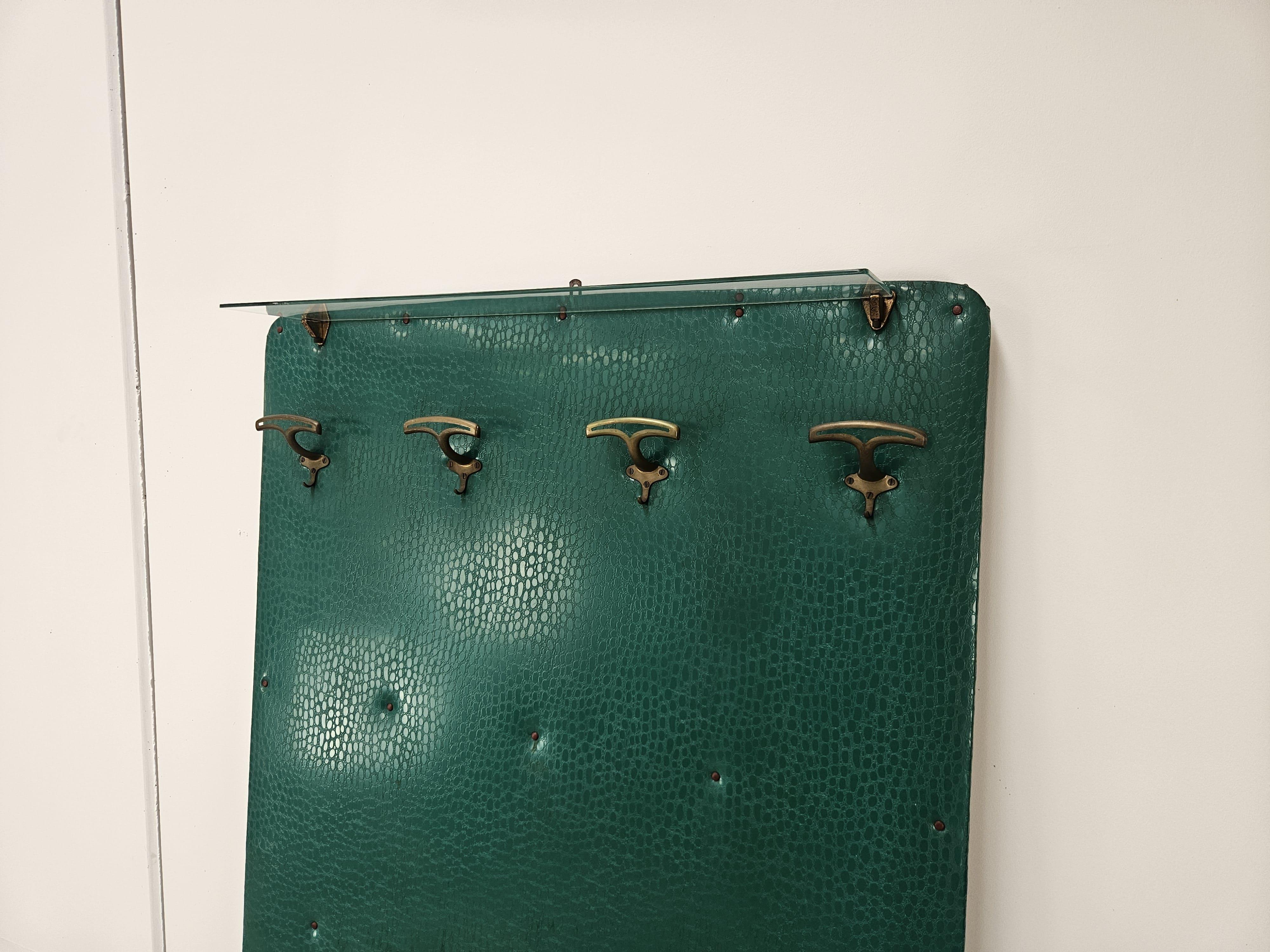 Perchero de skai verde de mediados de siglo con perchas de latón, años 50 Moderno de mediados de siglo en venta