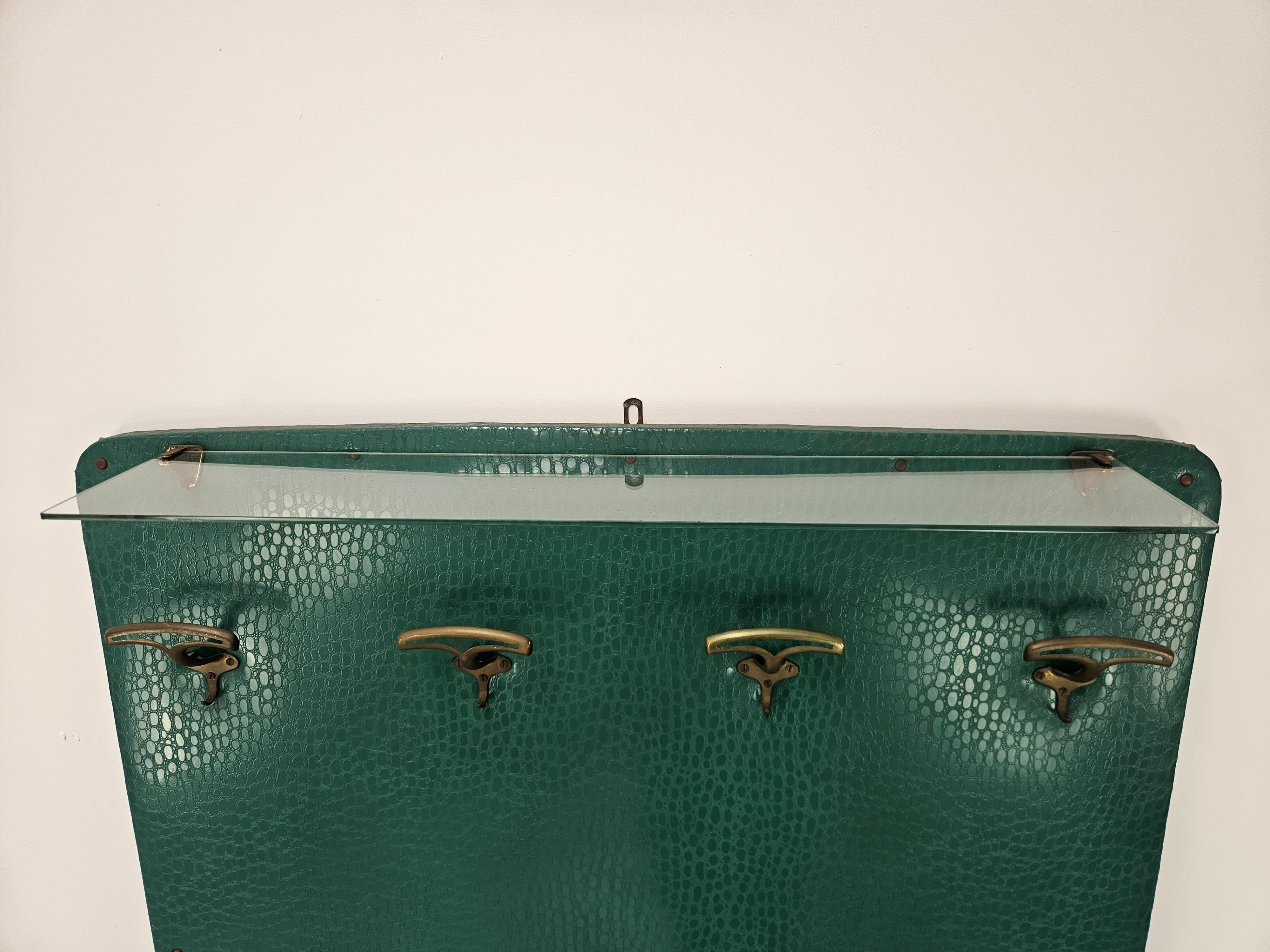Perchero de skai verde de mediados de siglo con perchas de latón, años 50 en Bueno estado para la venta en Premariacco, IT