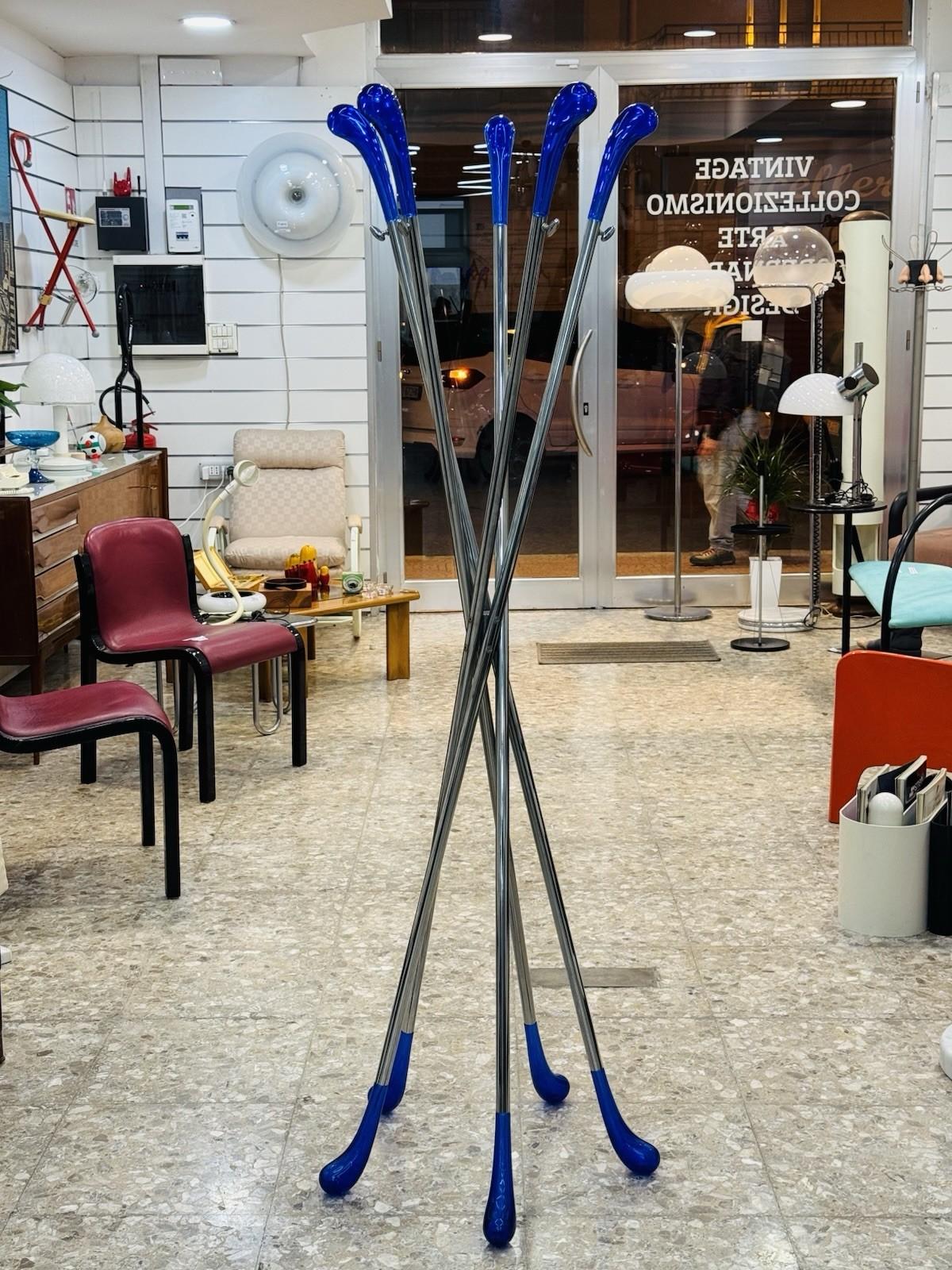 Very rare coat stand production Miniforms , made in the late 1980s.

Chrome-plated steel frame, Royal blue plastic feet and details.

Item is in excellent conservative condition, slight signs of time due to use and age . (Please see photos)

Height
