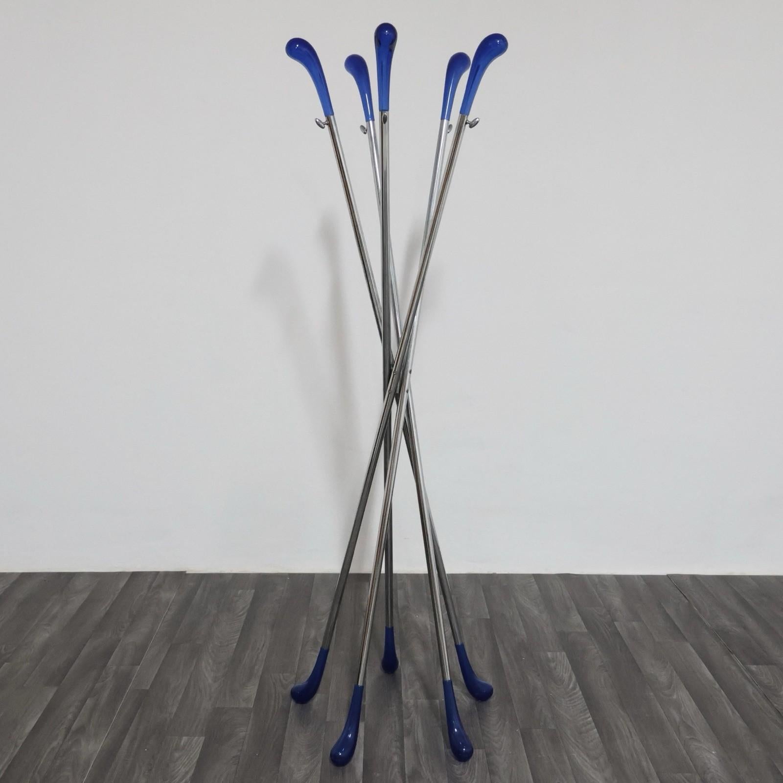 Rarissimo appendiabiti produzione Miniforms , realizzato verso la fine degli anni ‘80.

Struttura in acciaio cromato, piedi e dettagli in materiale plastico di colore blu Royal.

L’articolo è in ottime condizioni conservative, lievi segni del tempo