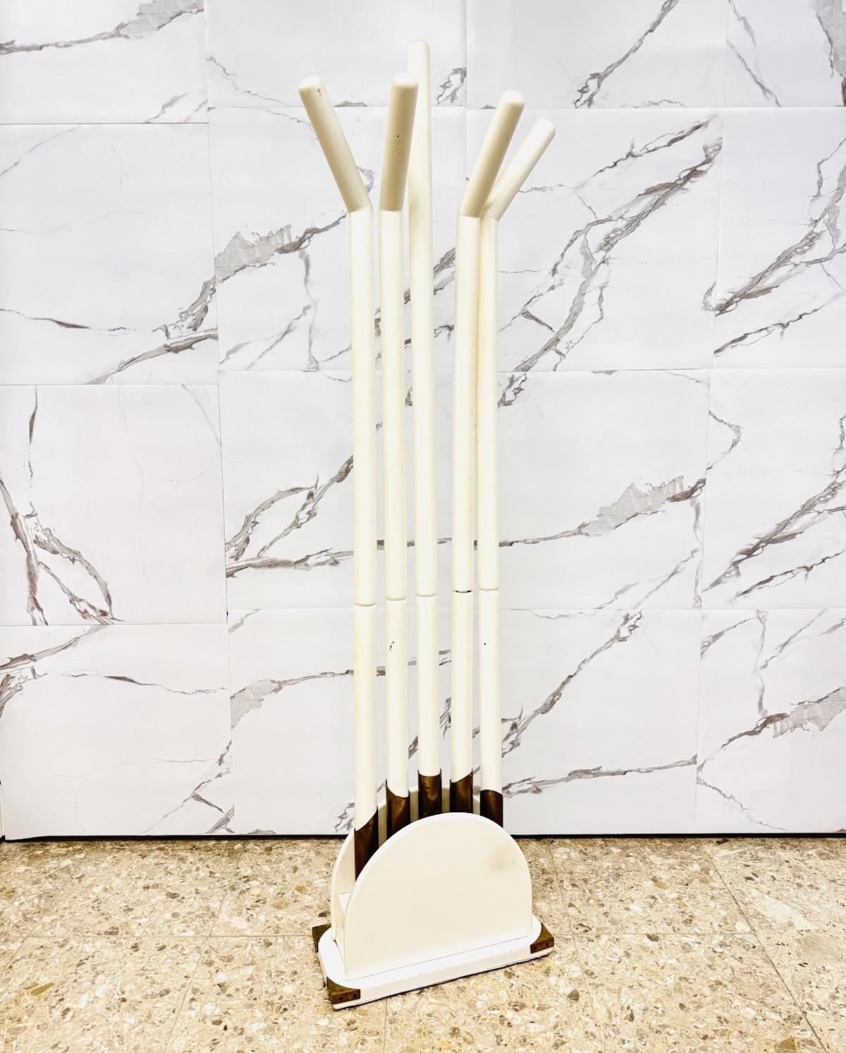 ANNI 80 - ELEGANTE QUANTO RARO APPENDIABITI MEMPHIS STYLE.

STRUTTURA IN LEGNO LACCATO DI COLORE BIANCO, DETTAGLI IN OTTONE.

L’OGGETTO È IN OTTIME CONDIZIONI CONSERVATIVE, NON VI È ALCUN DIFETTO ESTETICO O STRUTTURALE DA SEGNALARE, SOLO LIEVI ED