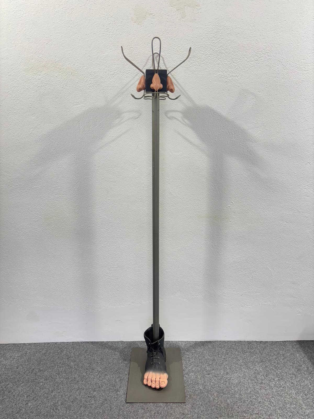 Description :

Très rare porte-manteau sculptural réalisé par la célèbre société Antartidee, fabrication italienne, années 1970.
Cette pièce de musée au design italien s'inspire de l'art de l'artiste français Renè Magritte et de deux de ses œuvres