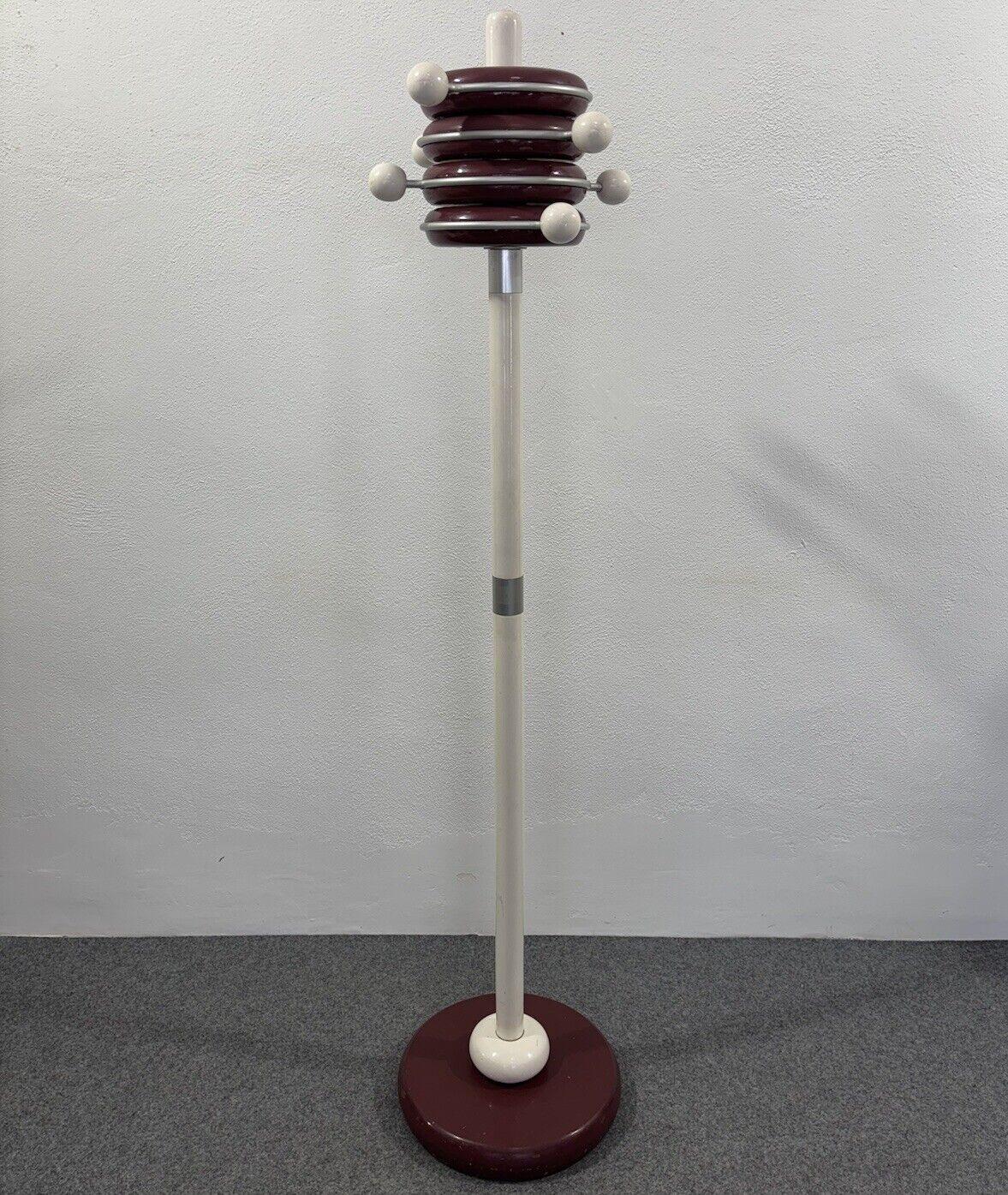 Space Age Atomic Design Modernismus 1970er Jahre Garderobe.

Vollständig lackierte Holzstruktur

Der Artikel ist in einem guten konservativen Zustand, es sind keine ästhetischen oder strukturellen Mängel zu verzeichnen, lediglich leichte und