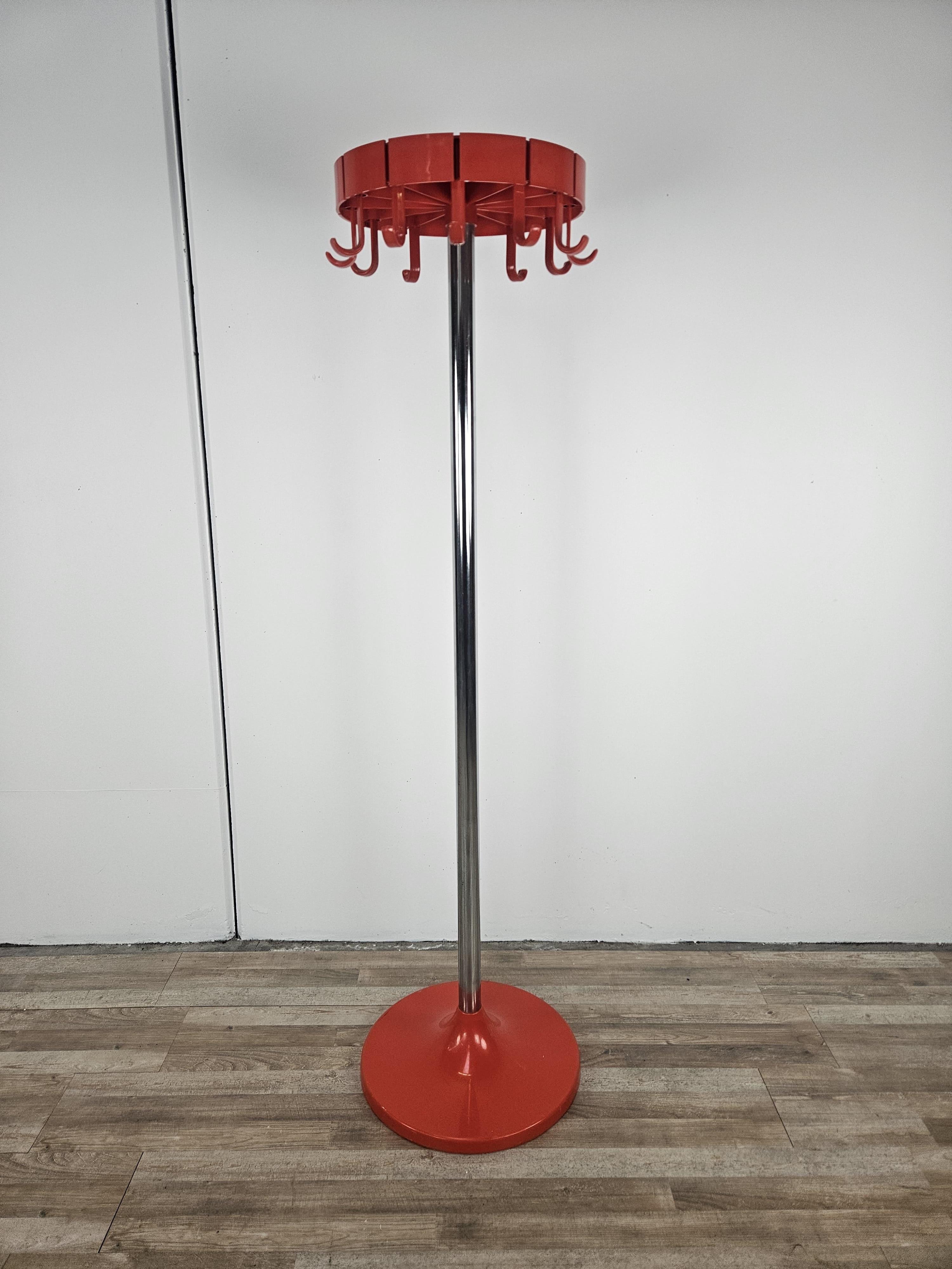 Appendiabiti vintage in acciaio e plastica anni '70 prodotto da Dal Vera come riportato dal marchio sotto alla base.

I ganci possono essere rimossi semplicemente ruotandoli.

Normali segni d'usura dovuti dall'età e dall'utilizzo.