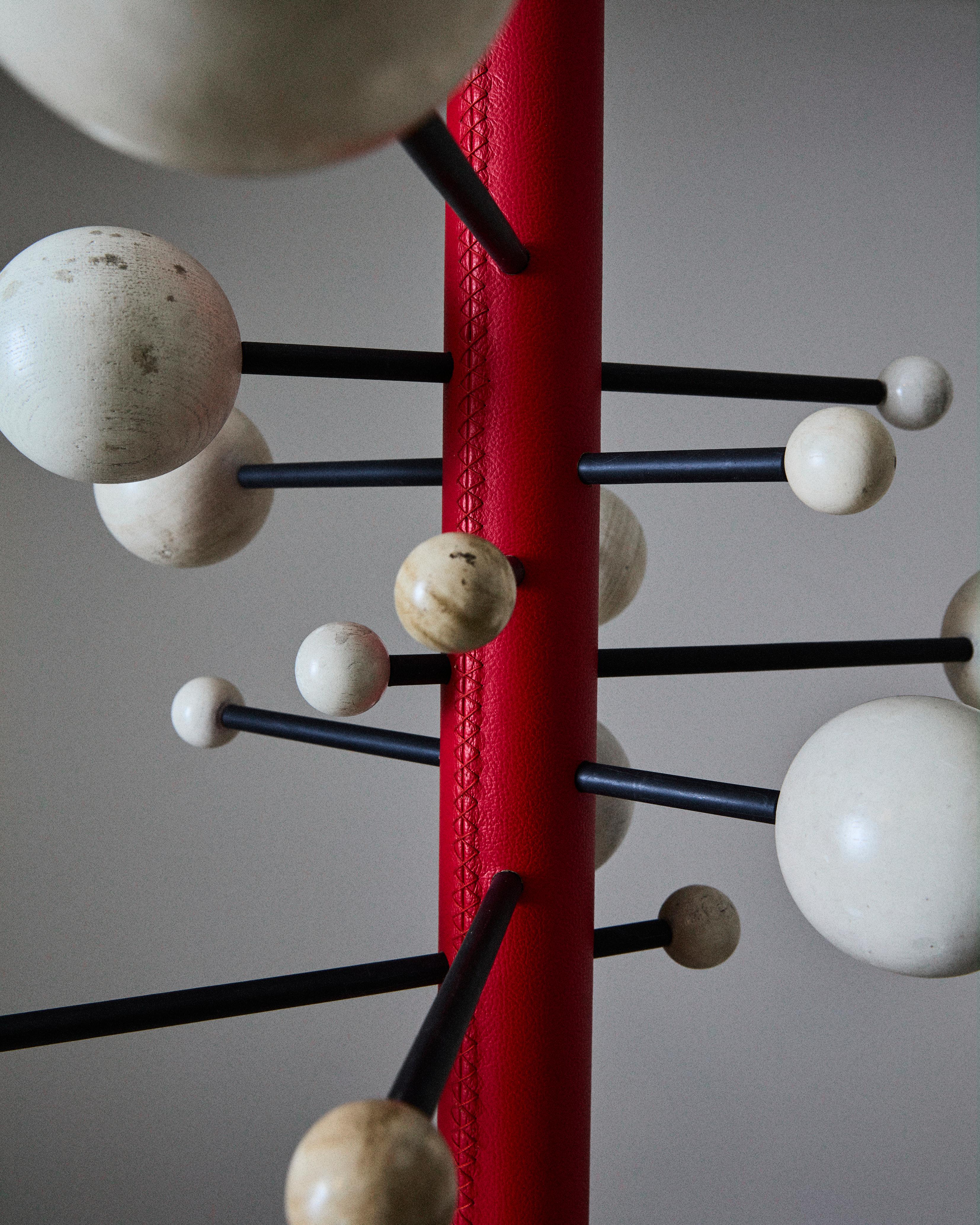 Mid-Century moderno Appendiabiti terra soffitto di Osvaldo Borsani per Tecno in pelle e legno, 1961 in vendita