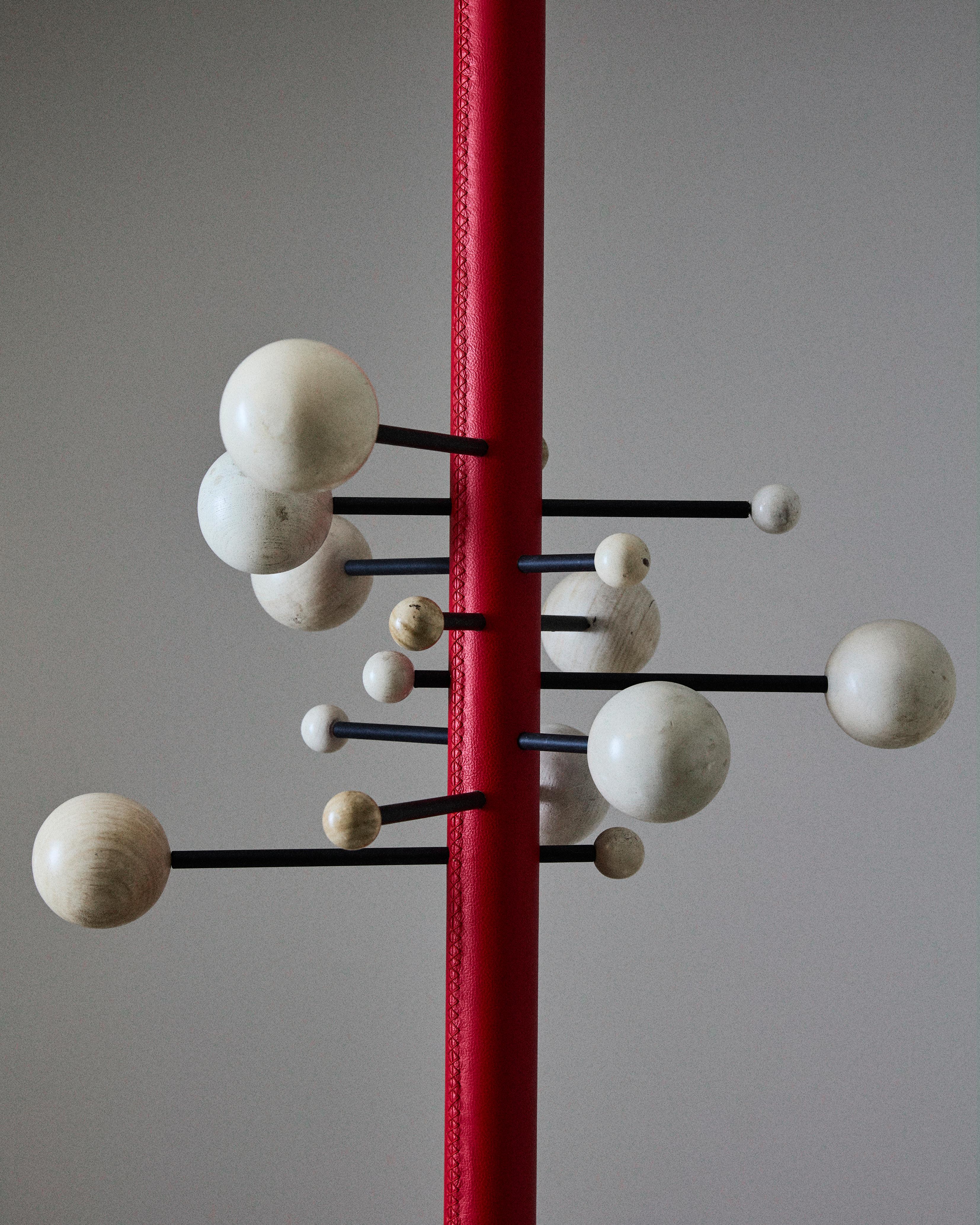 Italian Appendiabiti terra soffitto di Osvaldo Borsani per Tecno in pelle e legno, 1961 in vendita