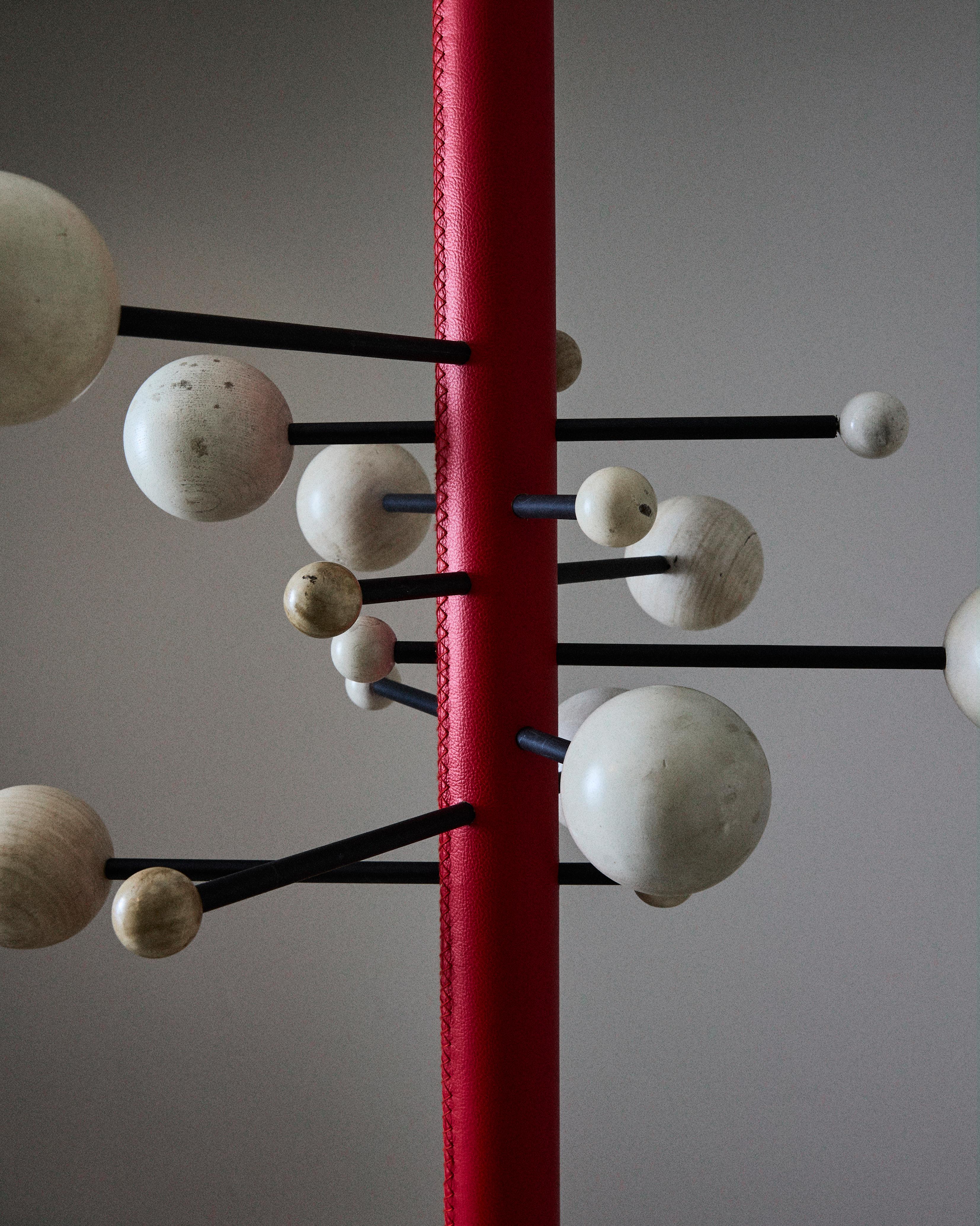 Appendiabiti terra soffitto di Osvaldo Borsani per Tecno in pelle e legno, 1961 In condizioni buone in vendita a Milano, Lombardia