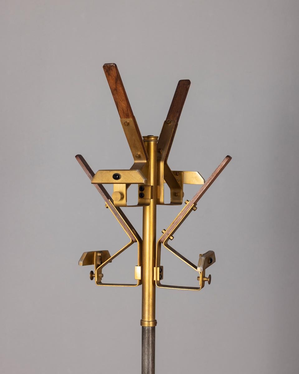 Appendiabiti con base in marmo struttura in metallo nero, appendini in legno e ottone dorato, design italiano, anni 60.

CONDIZIONI:
In buone condizioni, presenta segni d'usura dati dal tempo

DIMENSIONI:
Altezza 188 cm; Diametro 33 cm