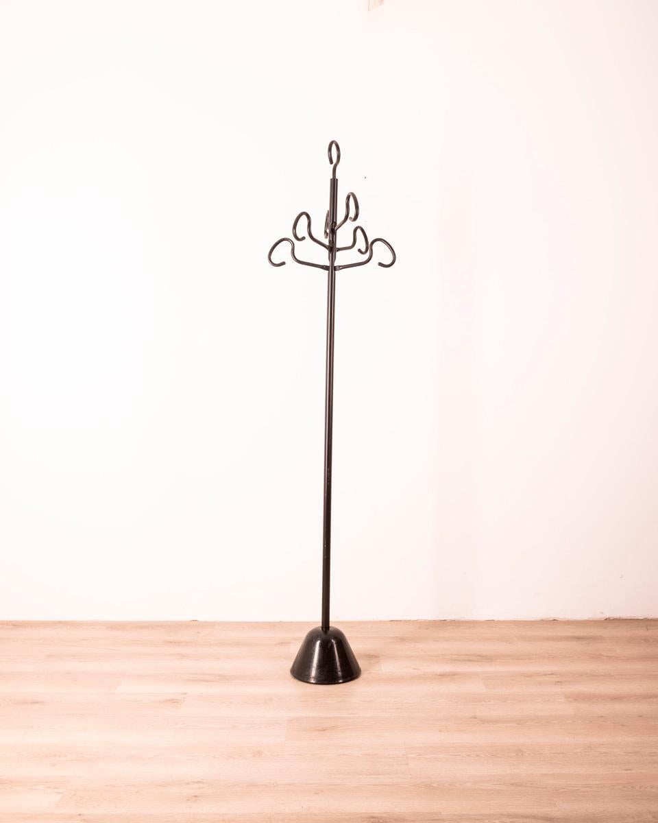 Standing coat rack with polypropylene base and black steel frame.
Design Achille & Pier Giacomo Castiglioni for Zanotta, 1980s.

CONDITION: In good condition, shows signs of wear given by time.

DIMENSIONS: Height 194 cm; Diameter 48 cm

MATERIAL: