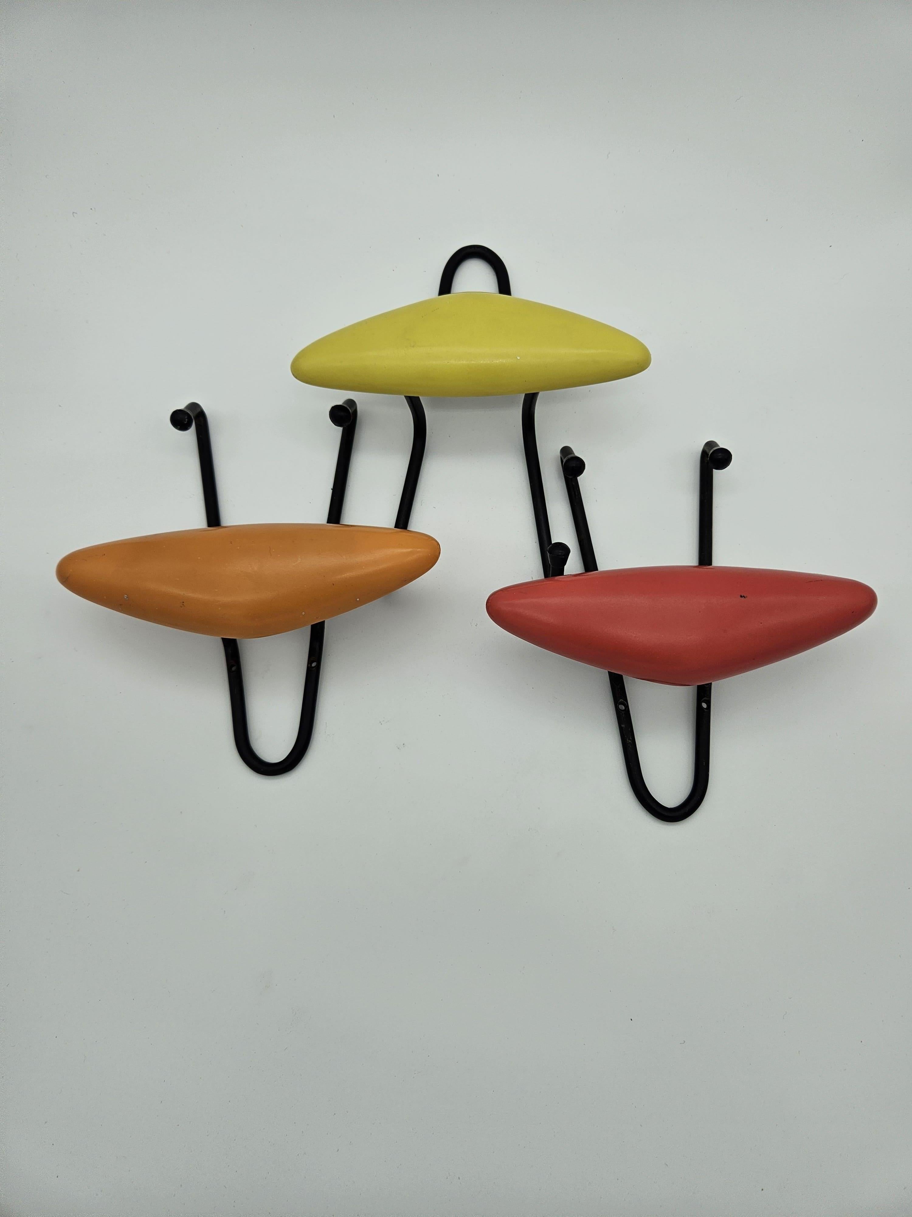 Set di tre appendini vintage in resina colorata con struttura in ferro.

Normali segni dovuti ad età e utilizzo.