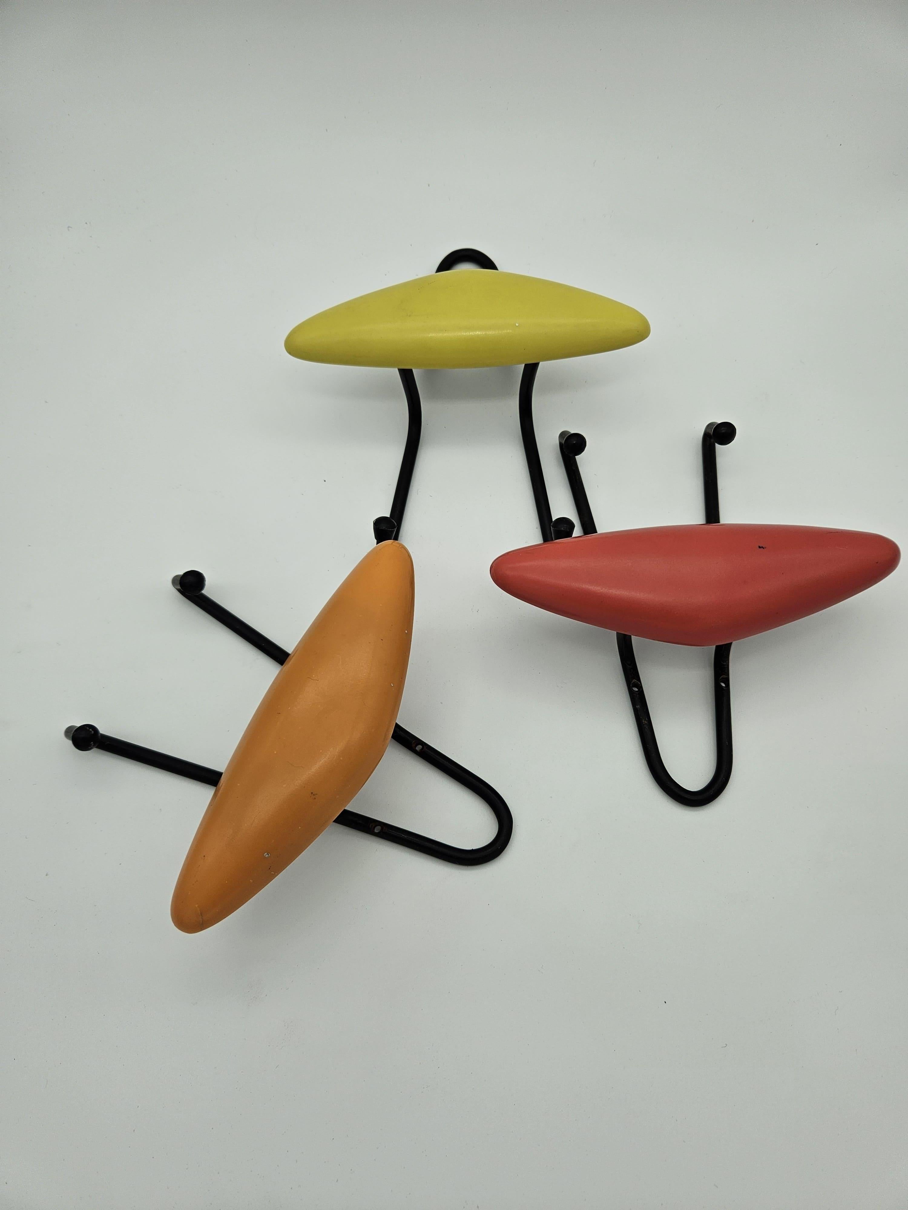Mid-Century moderno Appendini anni '70 in ferro e resina colorata in vendita