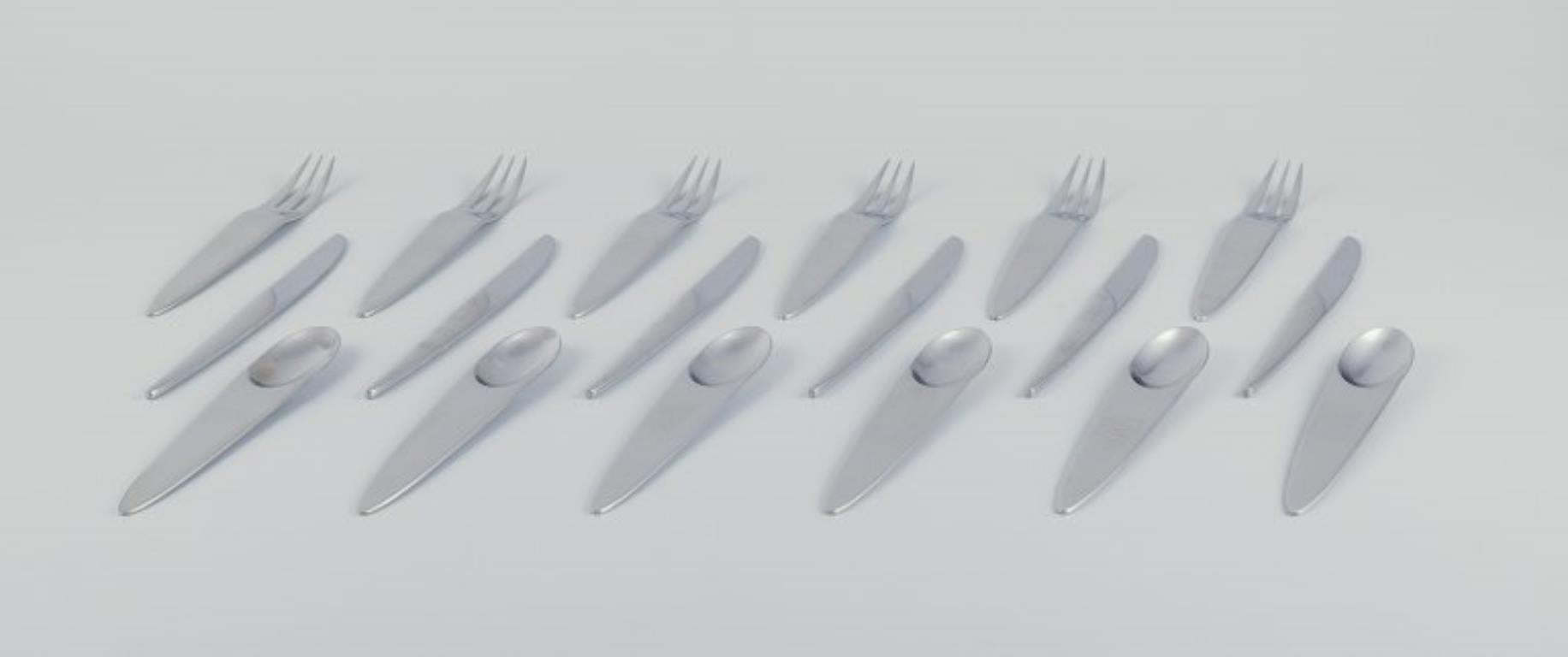 Appetize, disegnato da Nedda El-asmar per Gense, Svezia.
Servizio da pranzo per sei persone composto da sei coltelli da pranzo, sei forchette da pranzo e sei cucchiai da dessert. 
18 pezzi in totale.
Fine del XX secolo.
In perfette