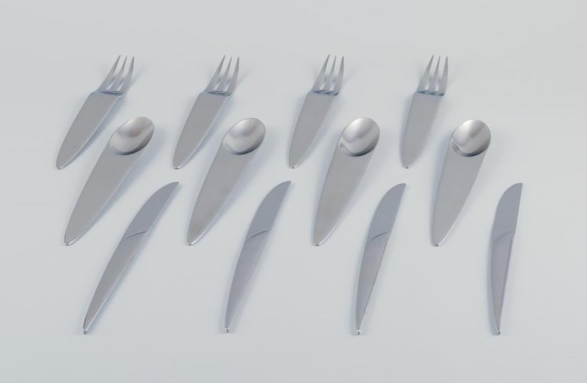 Appetize, Nedda El-Asmar pour Gense, Suède.
Service de table pour quatre personnes, composé de quatre couteaux, quatre fourchettes et quatre cuillères.
Fin du 20e siècle.
En parfait état.
Marqué.
Dimensions :
Couteau : 24,0 x L 2,0 cm.
Fourchette :
