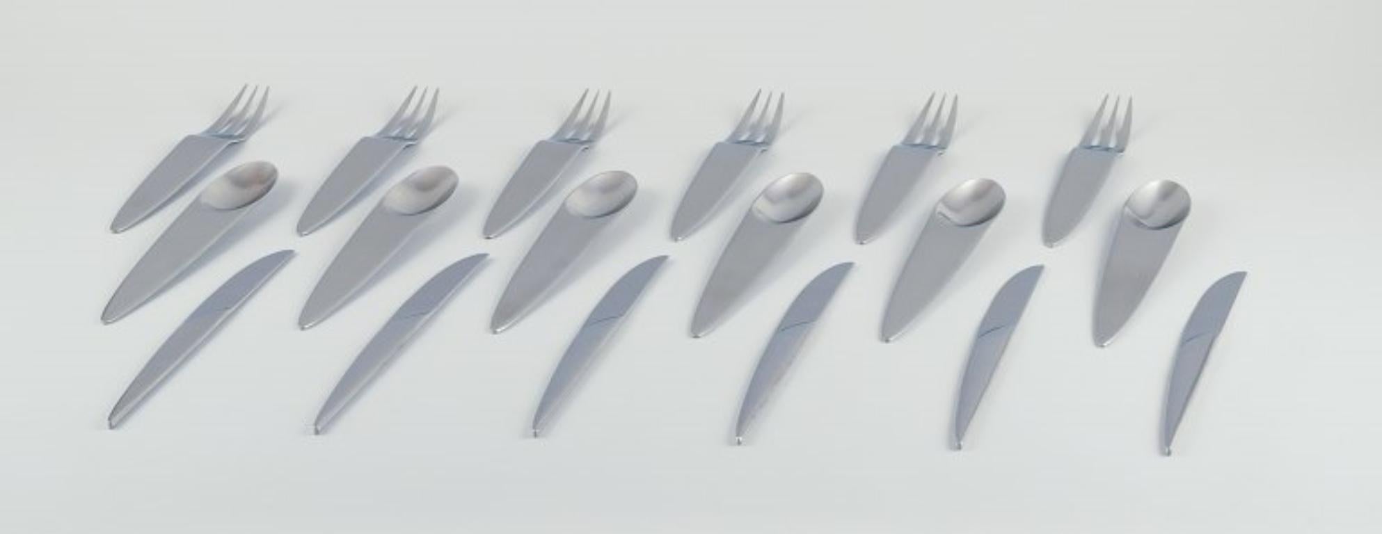 Appetize, Nedda El-Asmar für Gense, Schweden.
Tafelservice für sechs Personen, bestehend aus sechs Tafelmessern, sechs Tafelgabeln und sechs Tafellöffeln.
Ende des 20. Jahrhunderts.
In perfektem Zustand.
Markiert.
Abmessungen:
Messer: 24,0 x 2,0