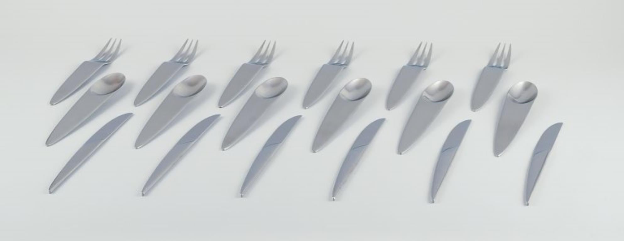 Appetize, Nedda El-Asmar für Gense, Schweden.
Tafelservice für sechs Personen, bestehend aus sechs Tafelmessern, sechs Tafelgabeln und sechs Tafellöffeln.
Ende des 20. Jahrhunderts.
In perfektem Zustand.
Markiert.
Abmessungen:
Messer: 24,0 x 2,0