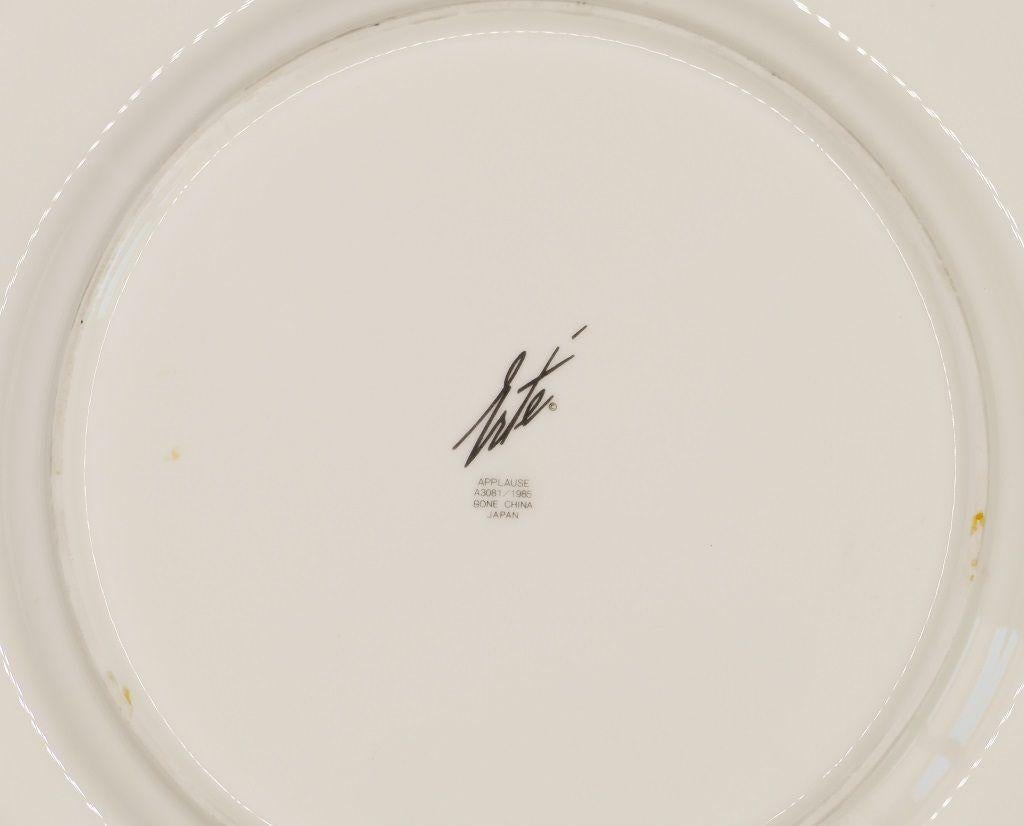 Applause Plate is an original decorative porcelain plate realized by Erté (after) in 1985.

Very rare plate realized in bone China, depicting a ballerina in hues of yellow and red.
Marked with a stylized Erte sign on the back side.
The plate has