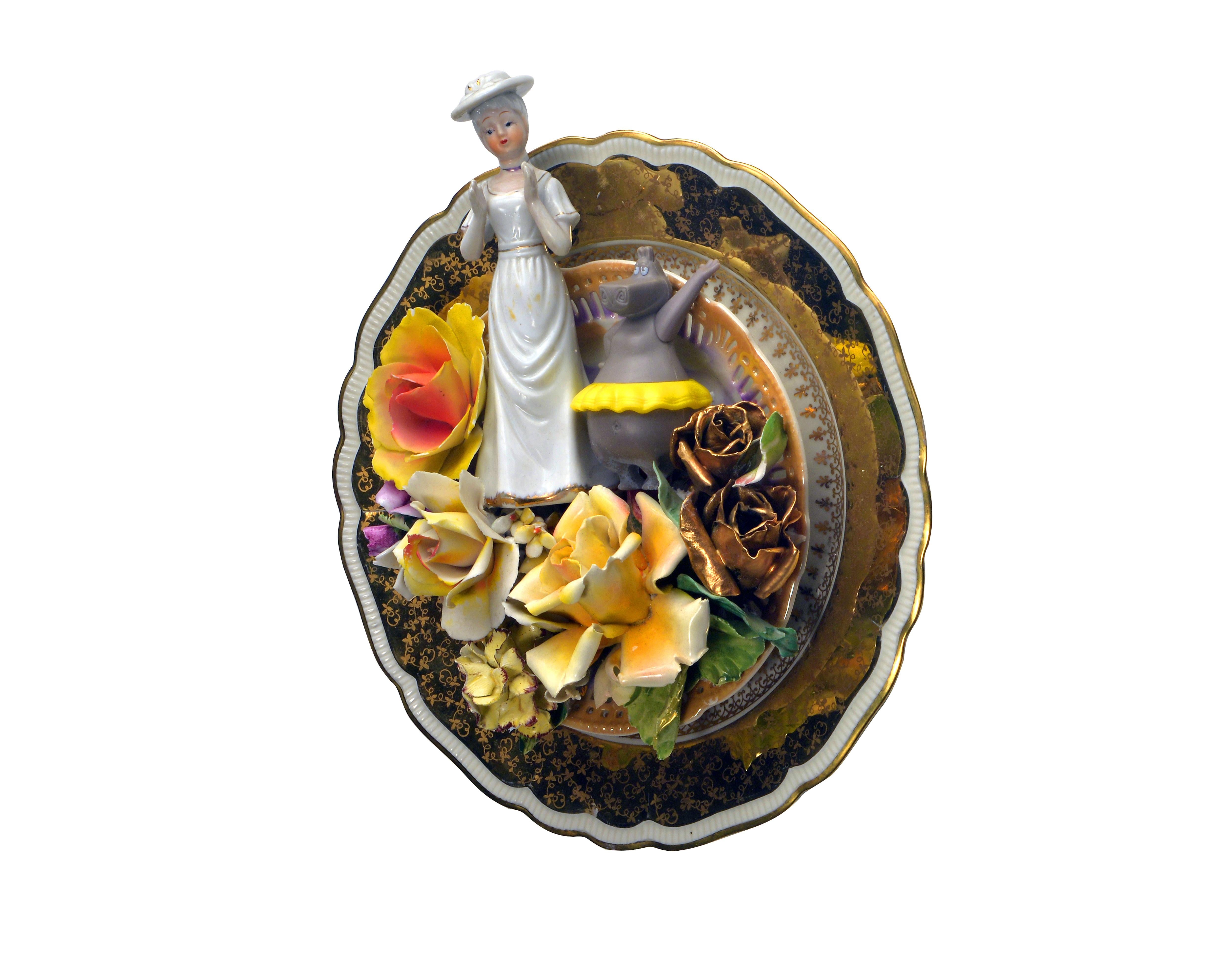 Composición realizada con:
Plato grande de porcelana blanca con borde dorado.
Fabricación: Bavaria PMR
Plato de postre de porcelana blanca con borde calado.
Fabricación: Bavaria
Personaje DWA, Hecho para MecDonald's 2012 de plástico, figurita de
