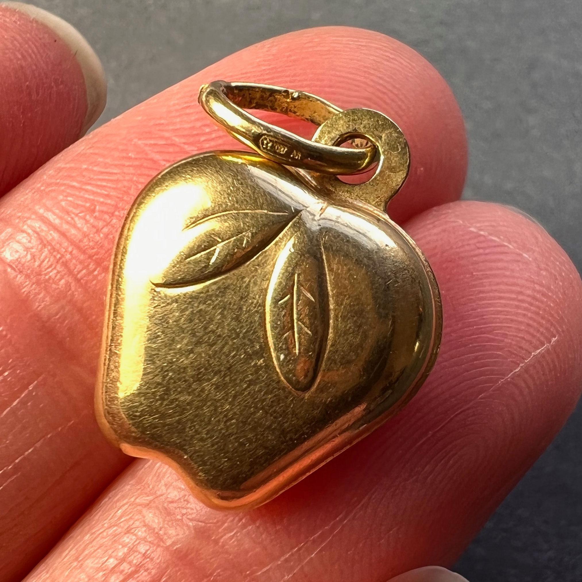 Apple 18K Yellow Gold Fruit Charm Pendant In Good Condition For Sale In London, GB