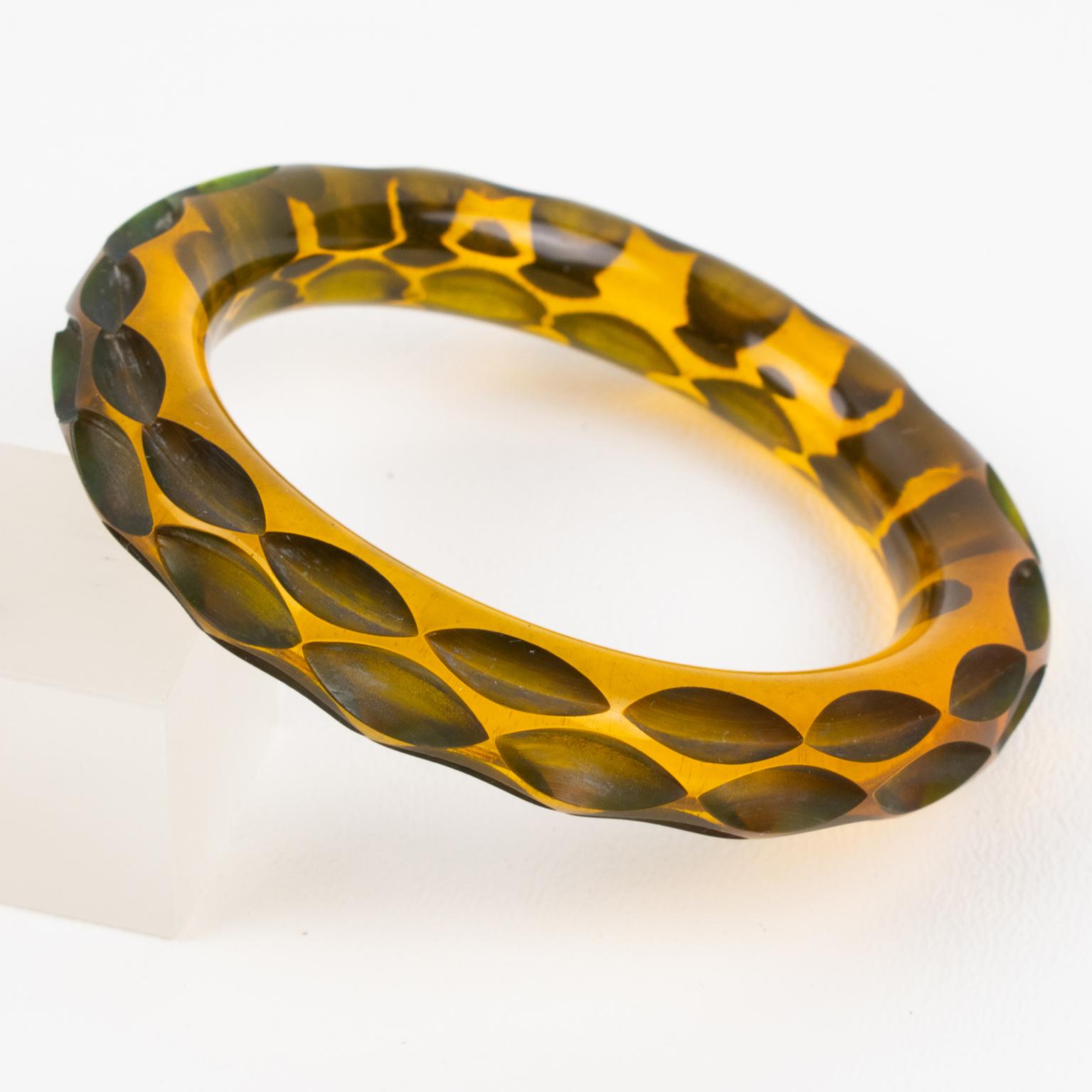 Bracelet jonc Apple Bakélite sculpté en vente 3