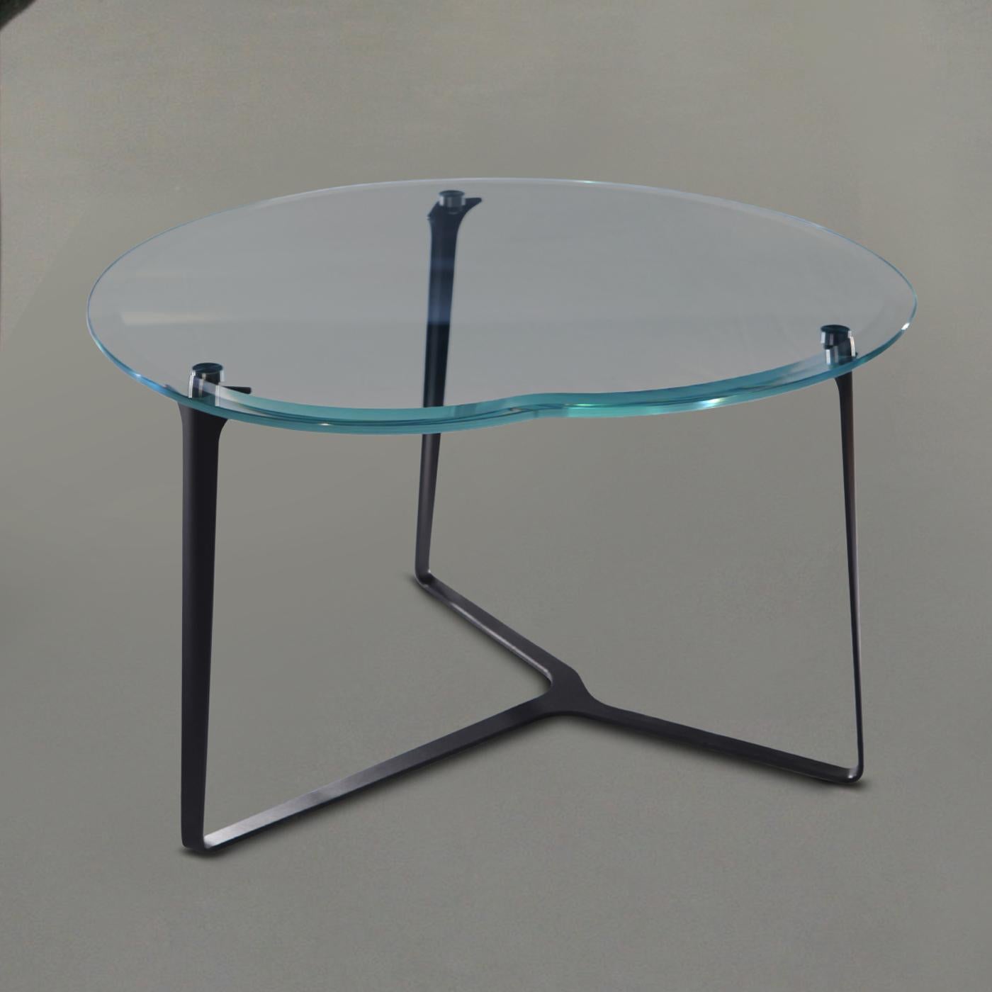 This exquisite coffee table will add an uplifting accent to any living space with its ultra-clear crystal top with cut edges whose profile is playfully shaped like an apple. The thin and elegant steel base branches out in three slender legs raising