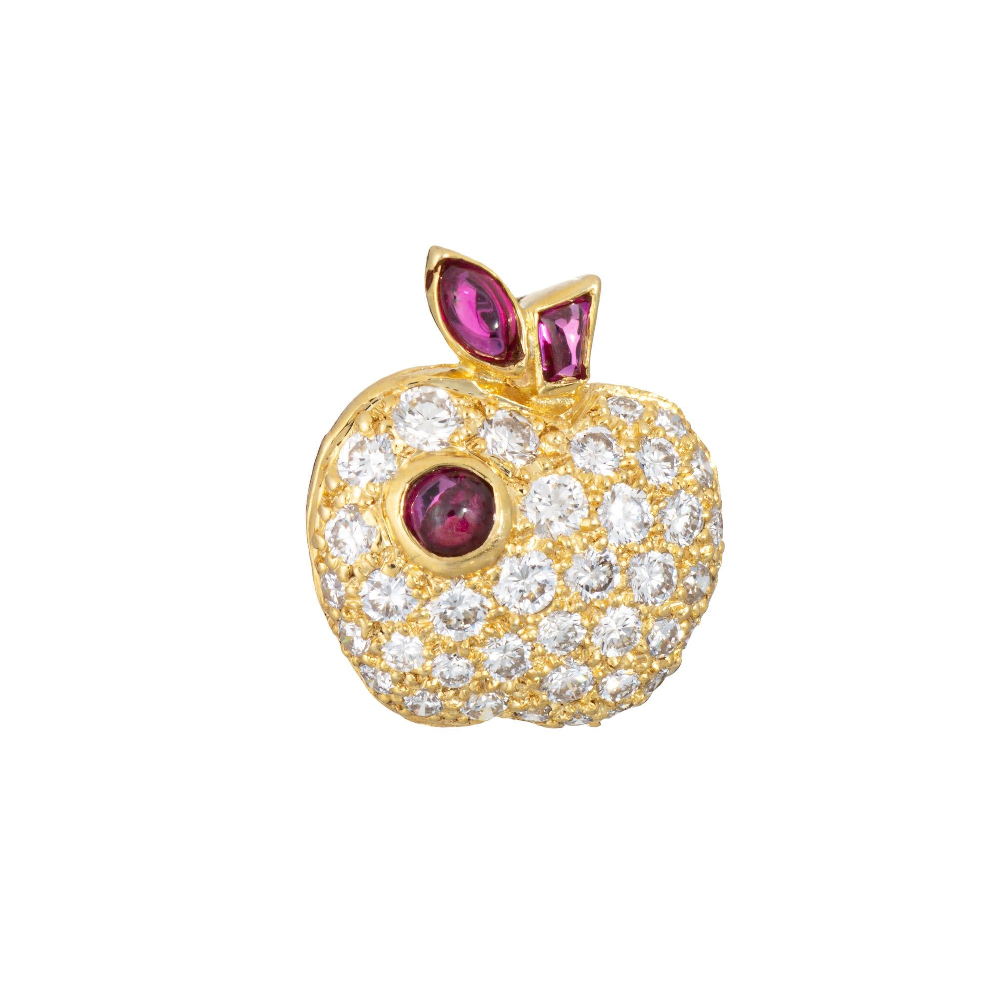 Moderne Pendentif breloque fruitier vintage en or jaune 18 carats avec diamants et rubis en vente