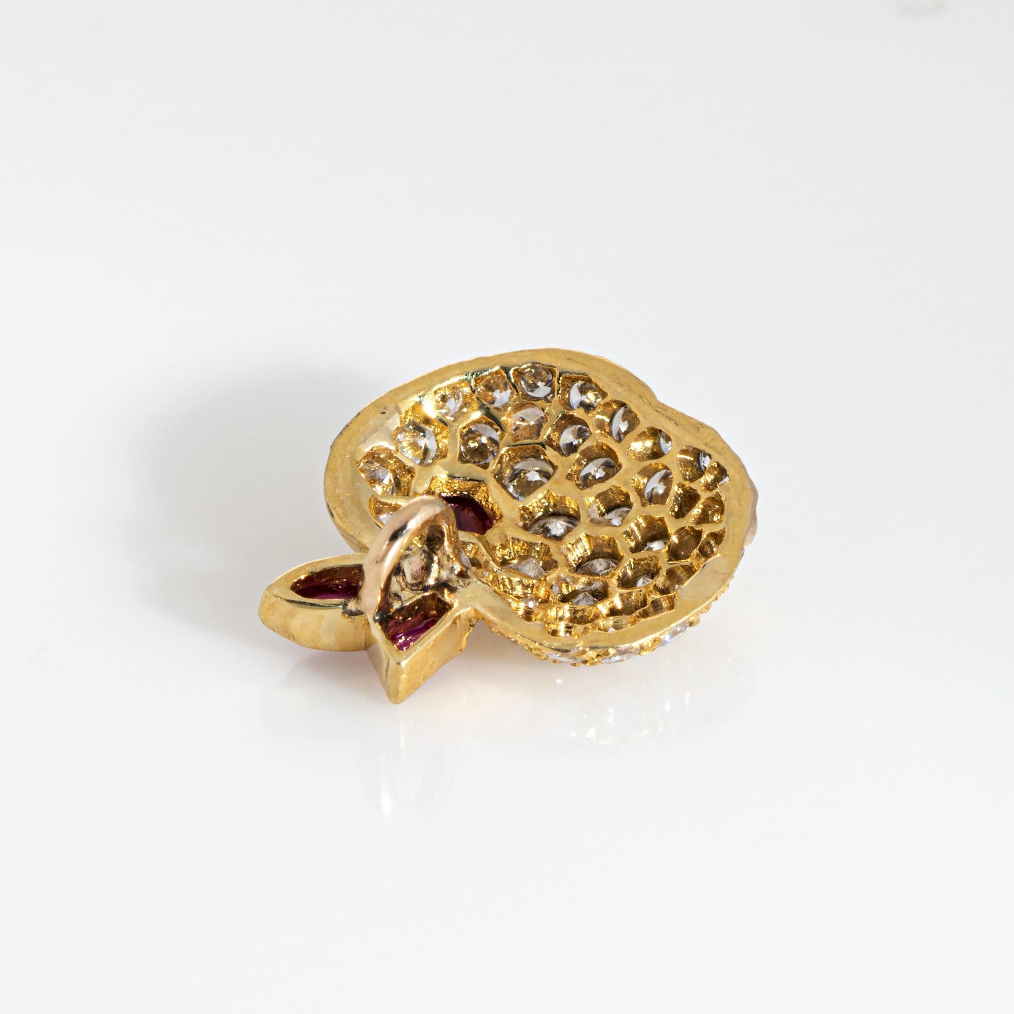 Taille ronde Pendentif breloque fruitier vintage en or jaune 18 carats avec diamants et rubis en vente